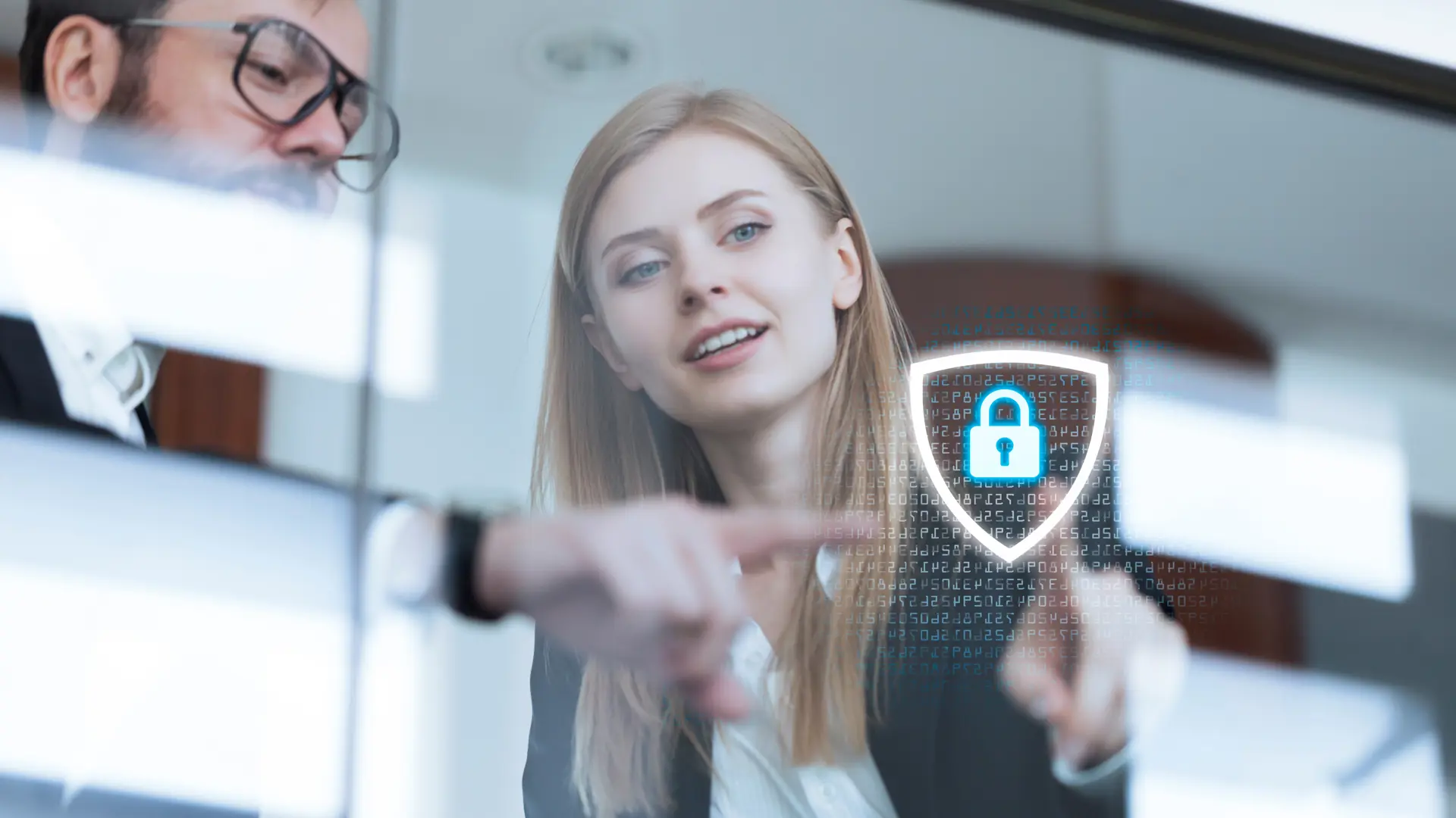 Mand og kvinde peger på symbol af hængelås