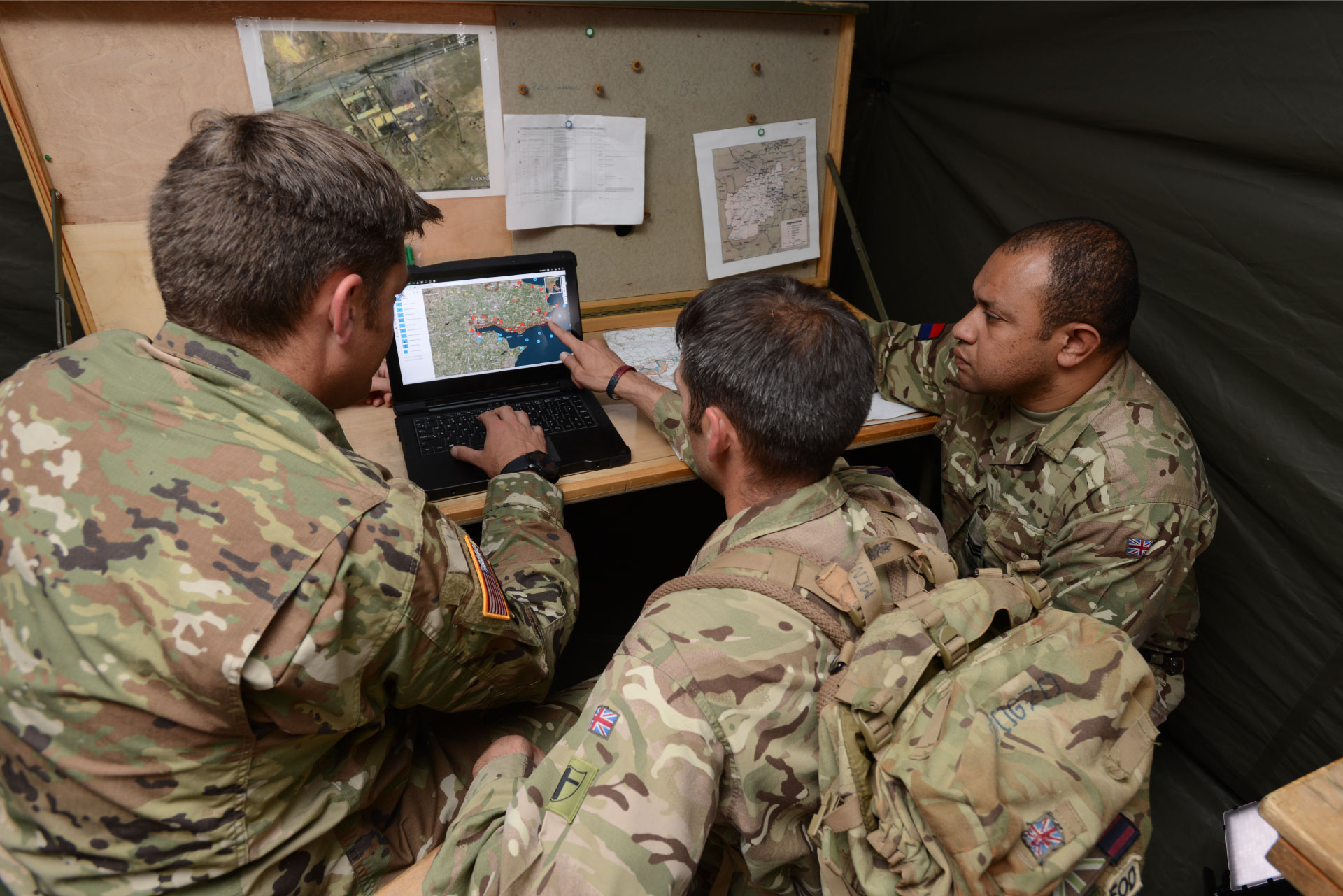 Militærpersonale i et telt, der bruger SitaWare