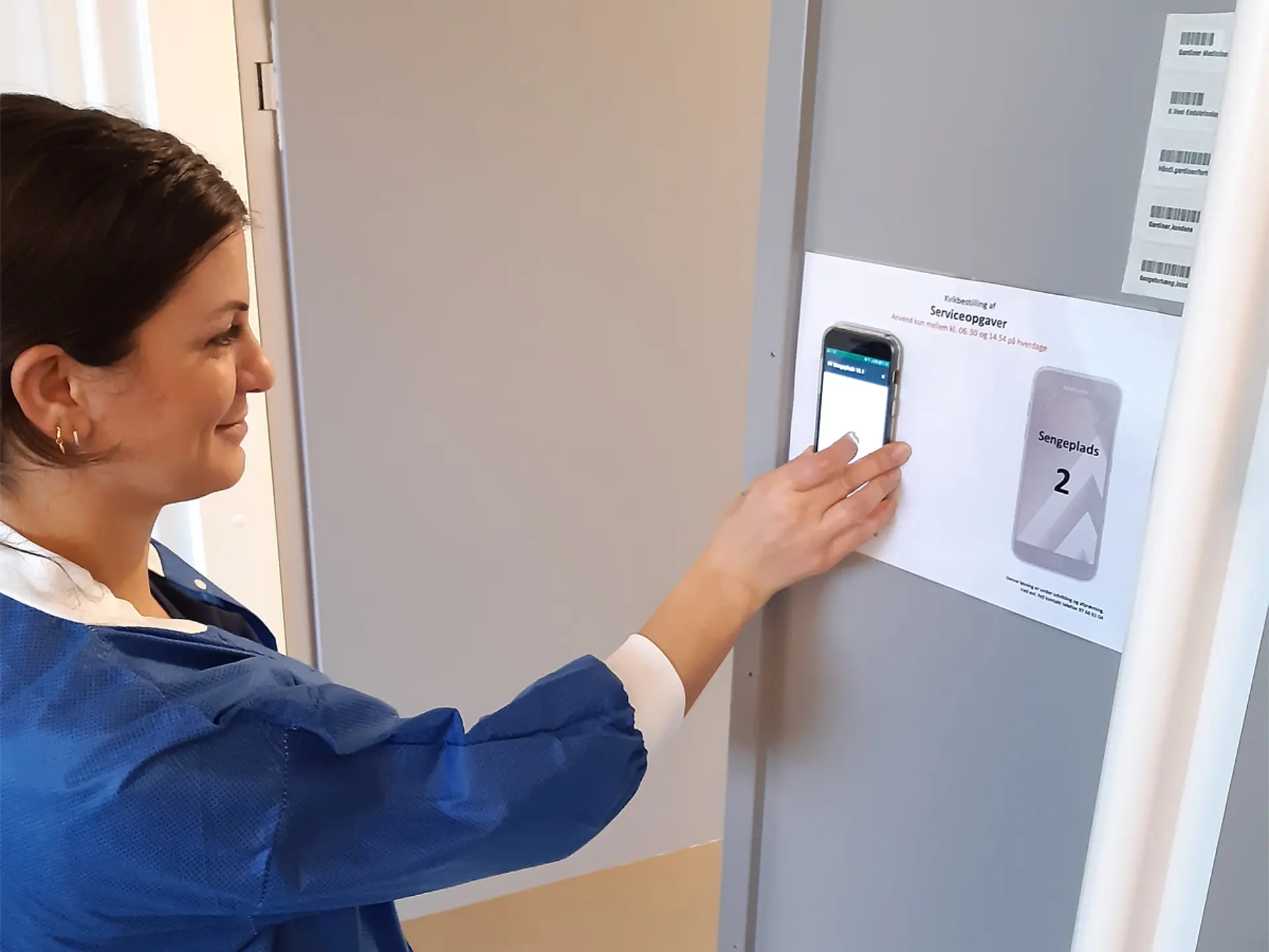 Kvindelig ansat benytter sig af kvikbestillingsløsning