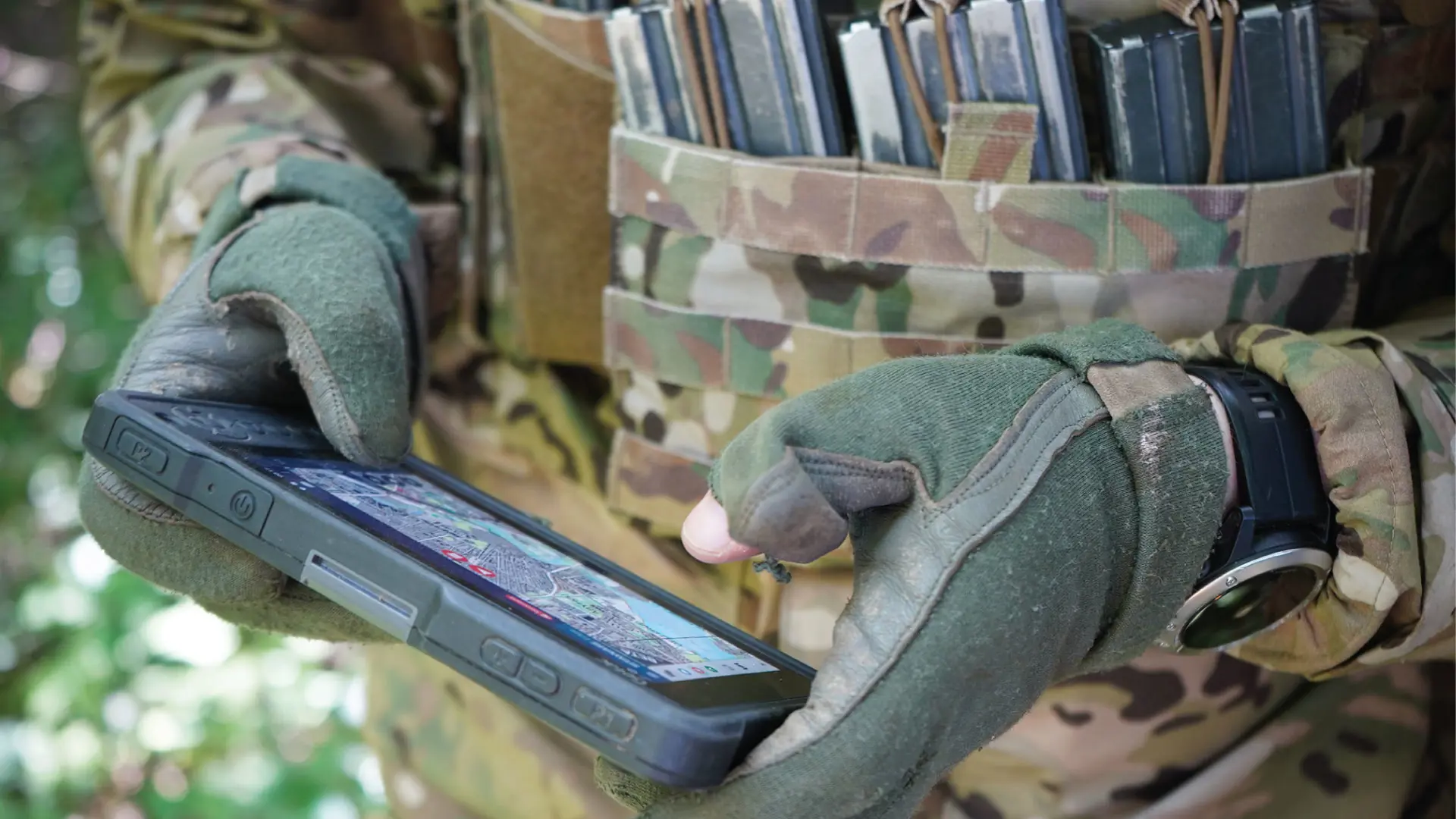 Soldier holding mobile device with SitaWare Edge