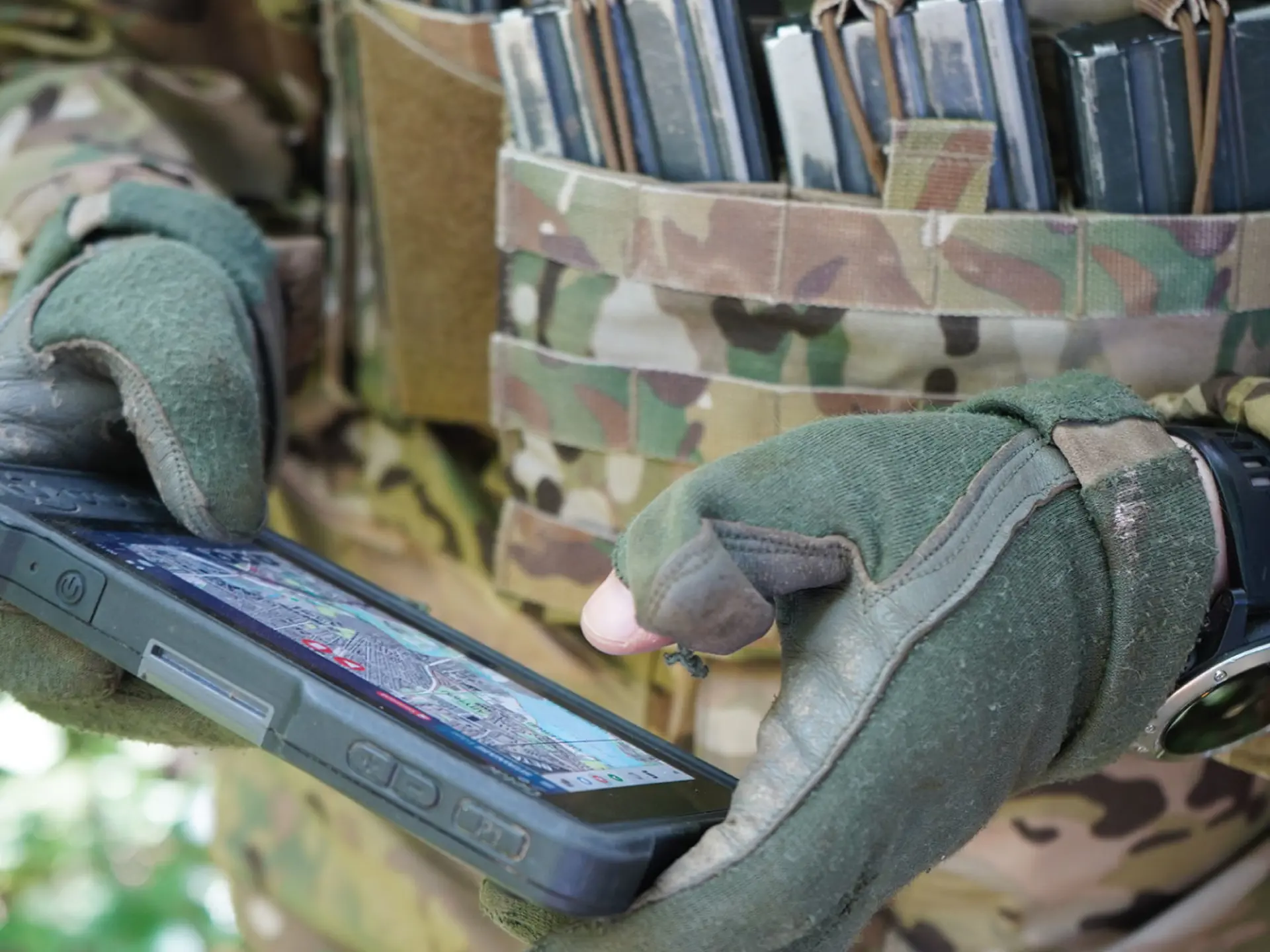 Soldier holding mobile device with SitaWare Edge
