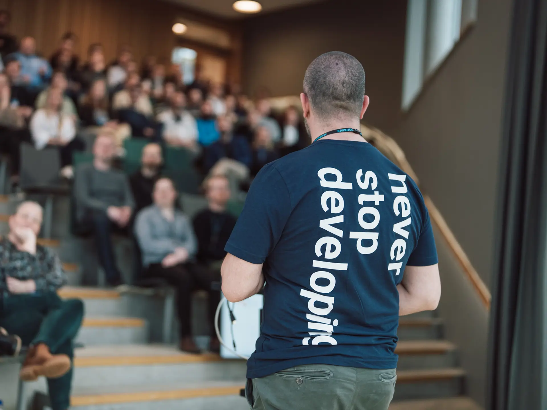 Nikolaj Bramsen med Never Stop Developing t-shirt på Company Briefing