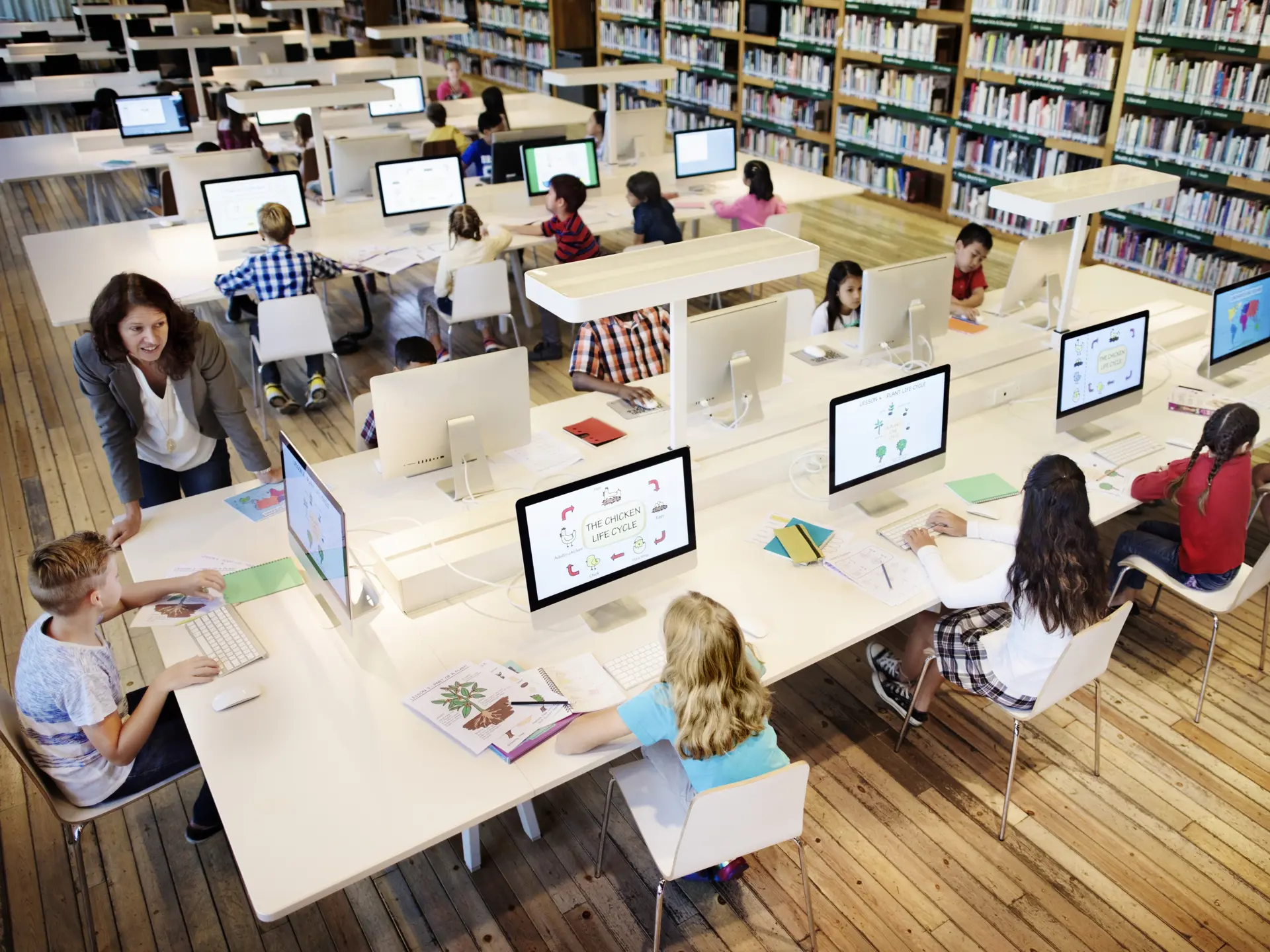 Elever arbetar på datorer i bibliotek