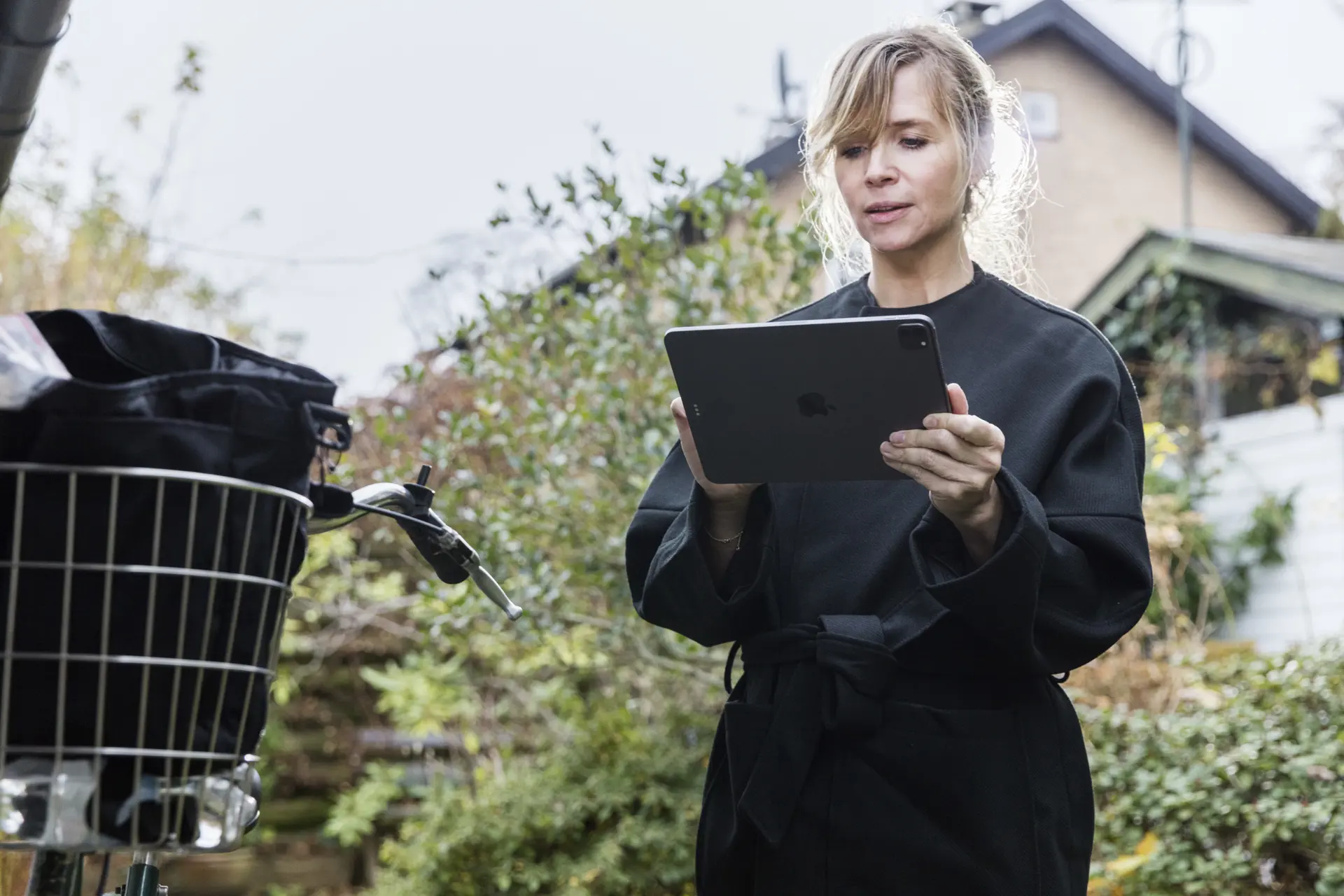 SOSU-assistent, der bruger tablet