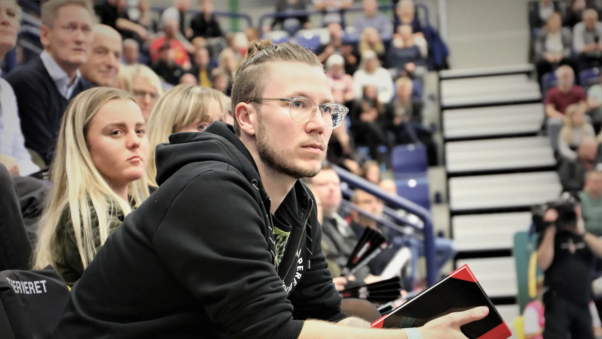 Antropolog Kasper Pape Helligsøe ved et hånboldkamp