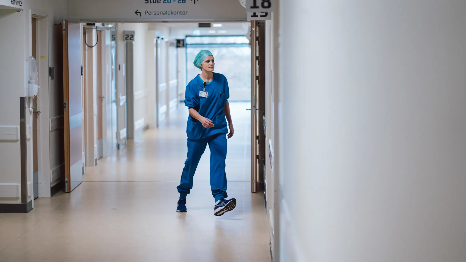 Sundhedspersonale på hospitalsgang