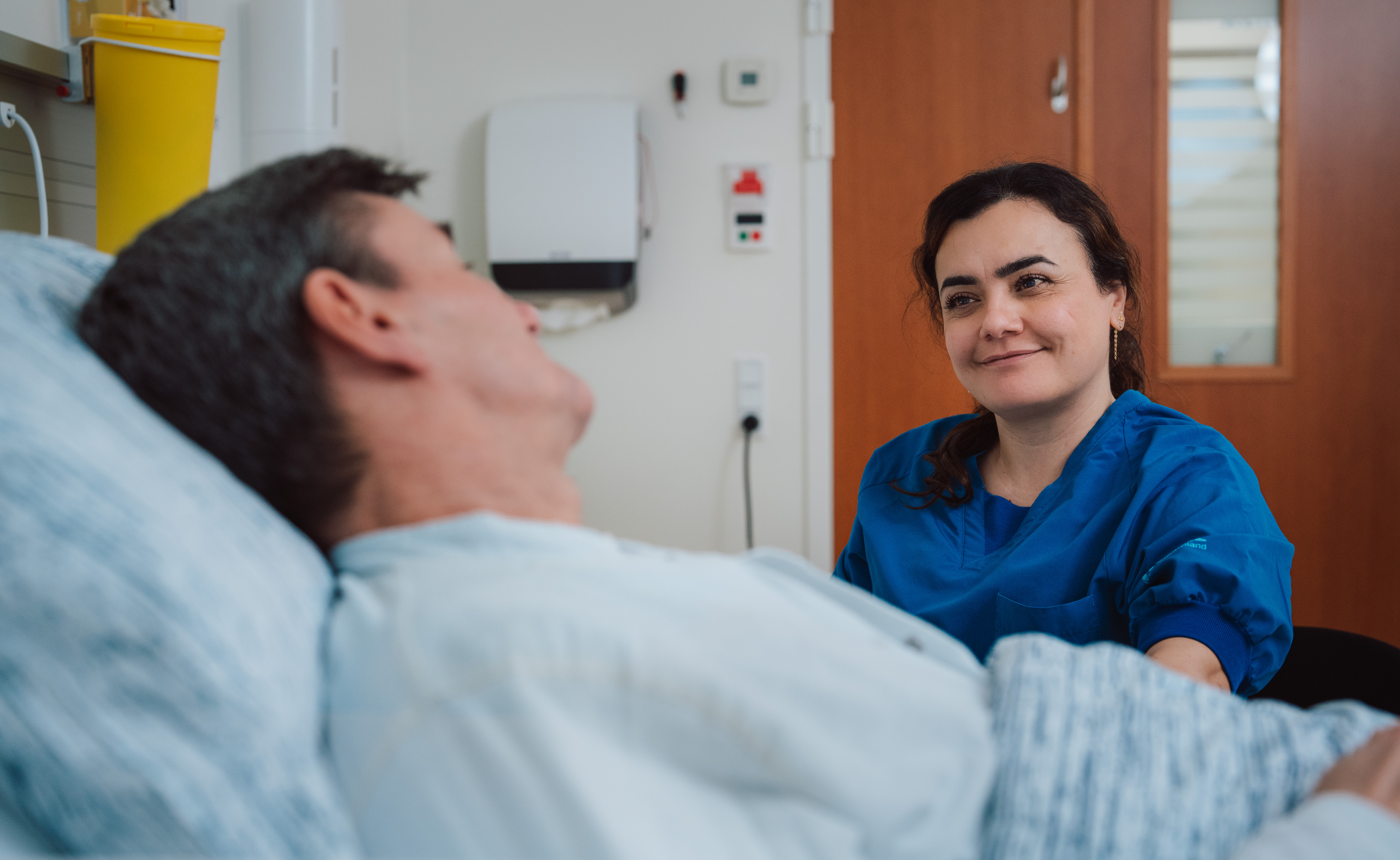 Sygeplejerske og patient på sengeafsnit