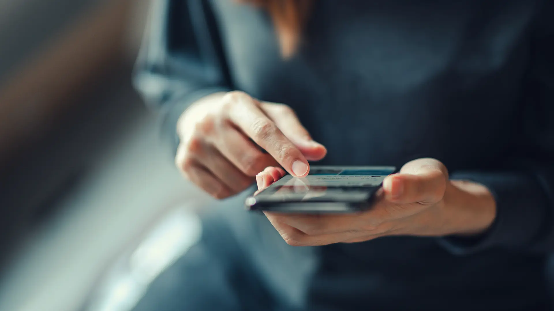 Kvinde bruger Columna løsning på sin smartphone