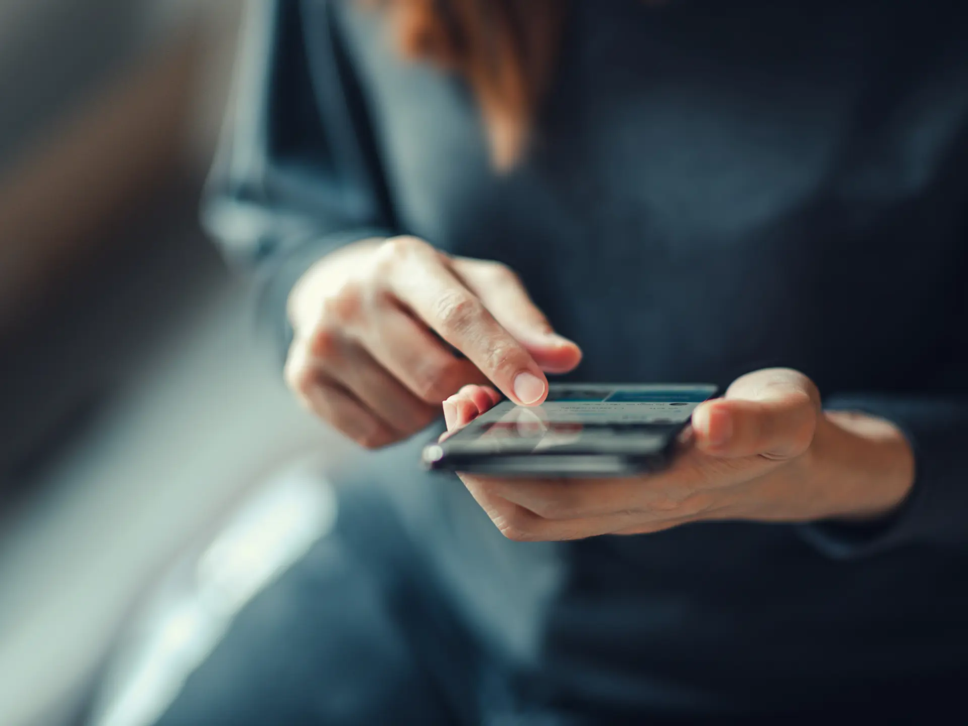 Kvinde bruger Columna løsning på sin smartphone
