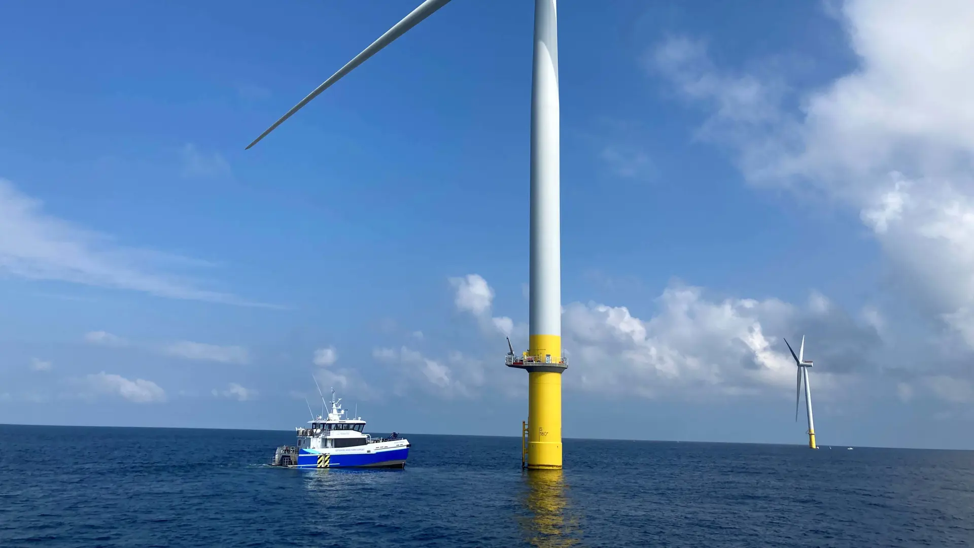 Offshore wind farm and vessel