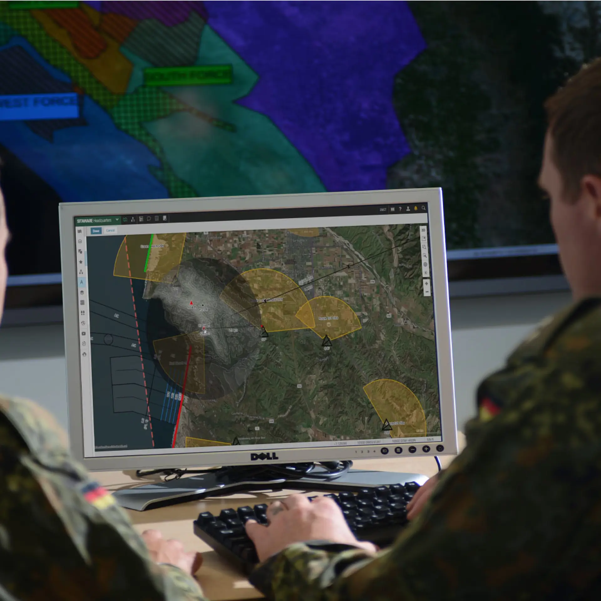 zwei Militärstudenten vor einem Computer