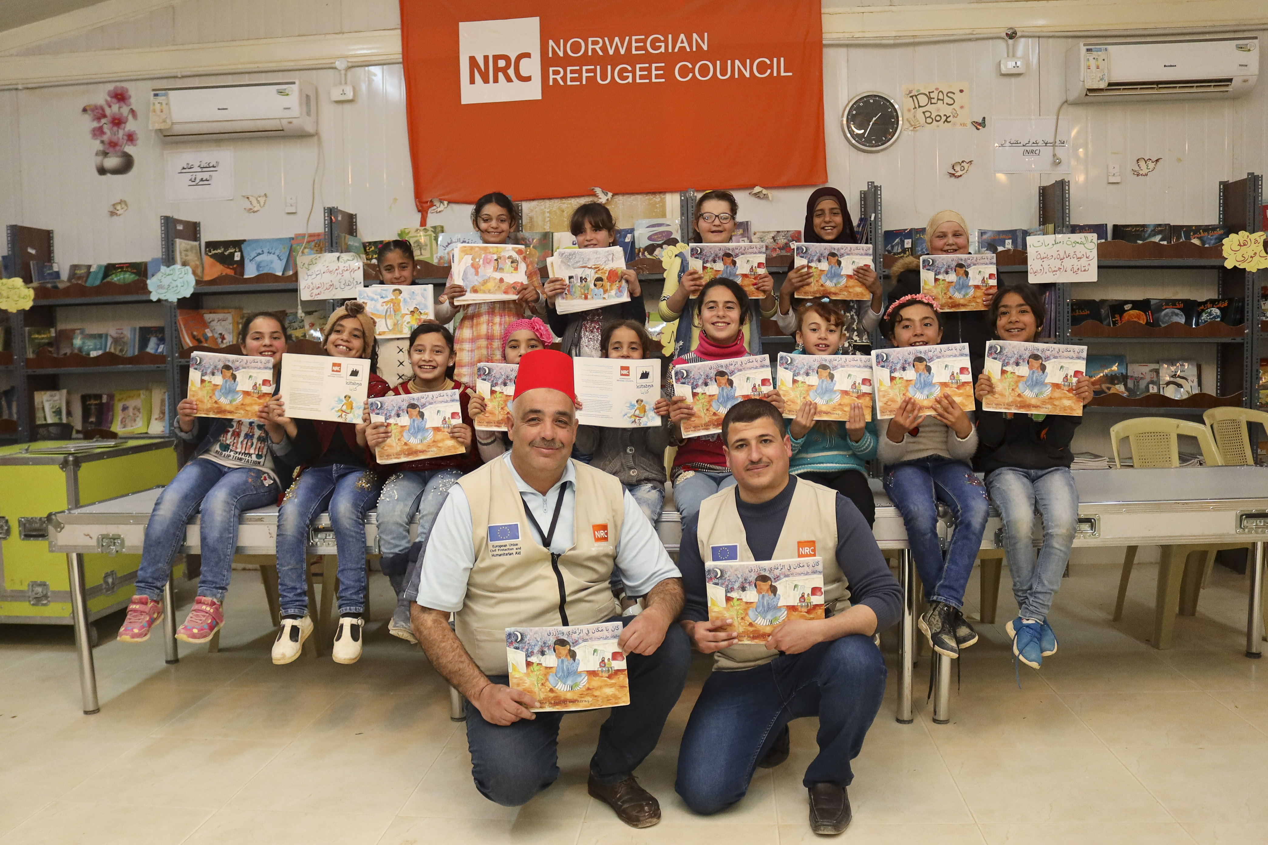 Børn fra Za'atari Camp Libraries viser deres hjemmelavede tegninger frem
