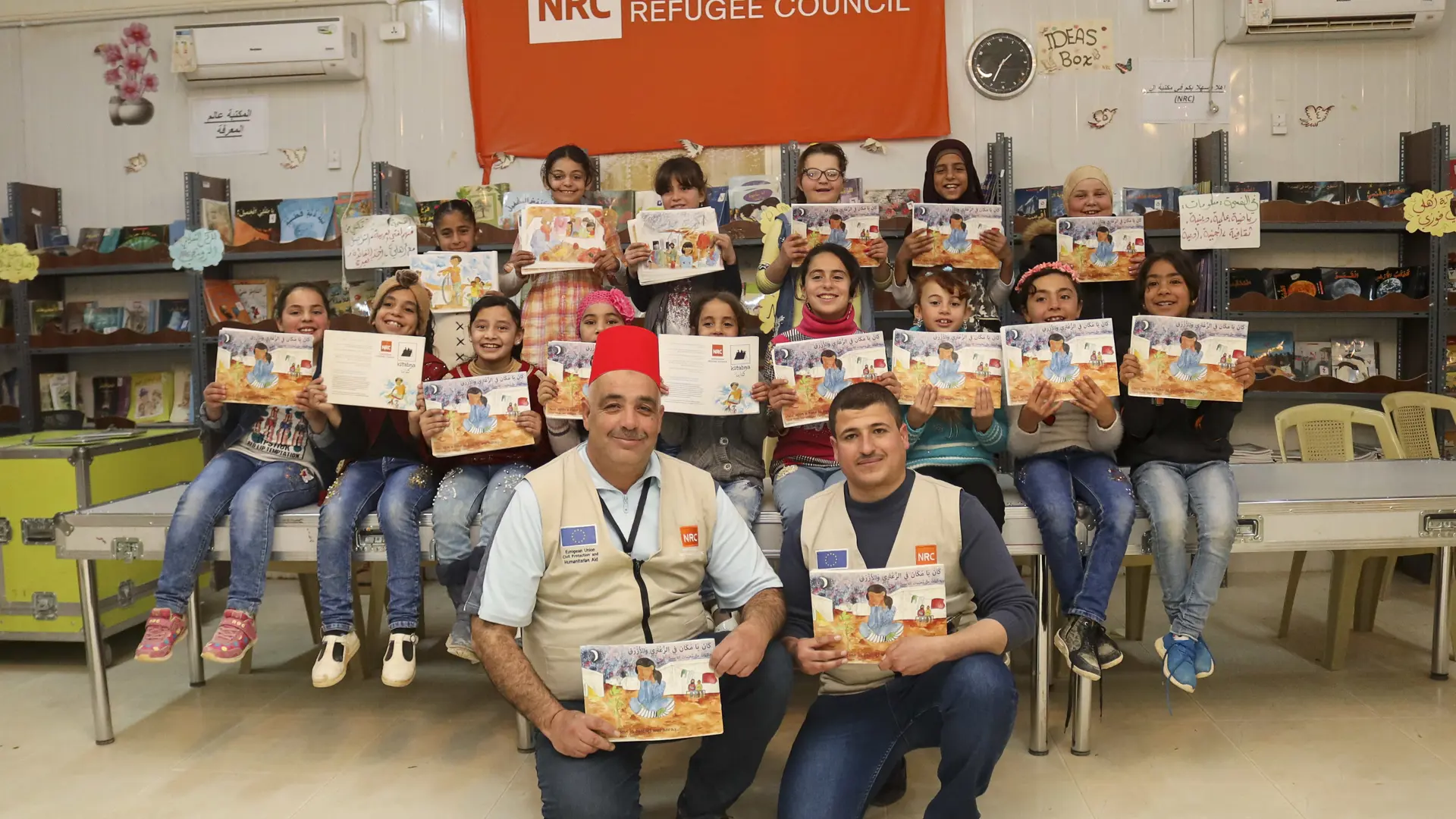 Børn fra Za'atari Camp Libraries viser deres hjemmelavede tegninger frem