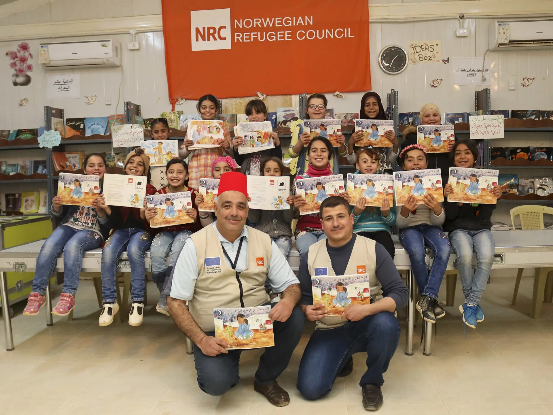 Børn fra Za'atari Camp Libraries viser deres hjemmelavede tegninger frem