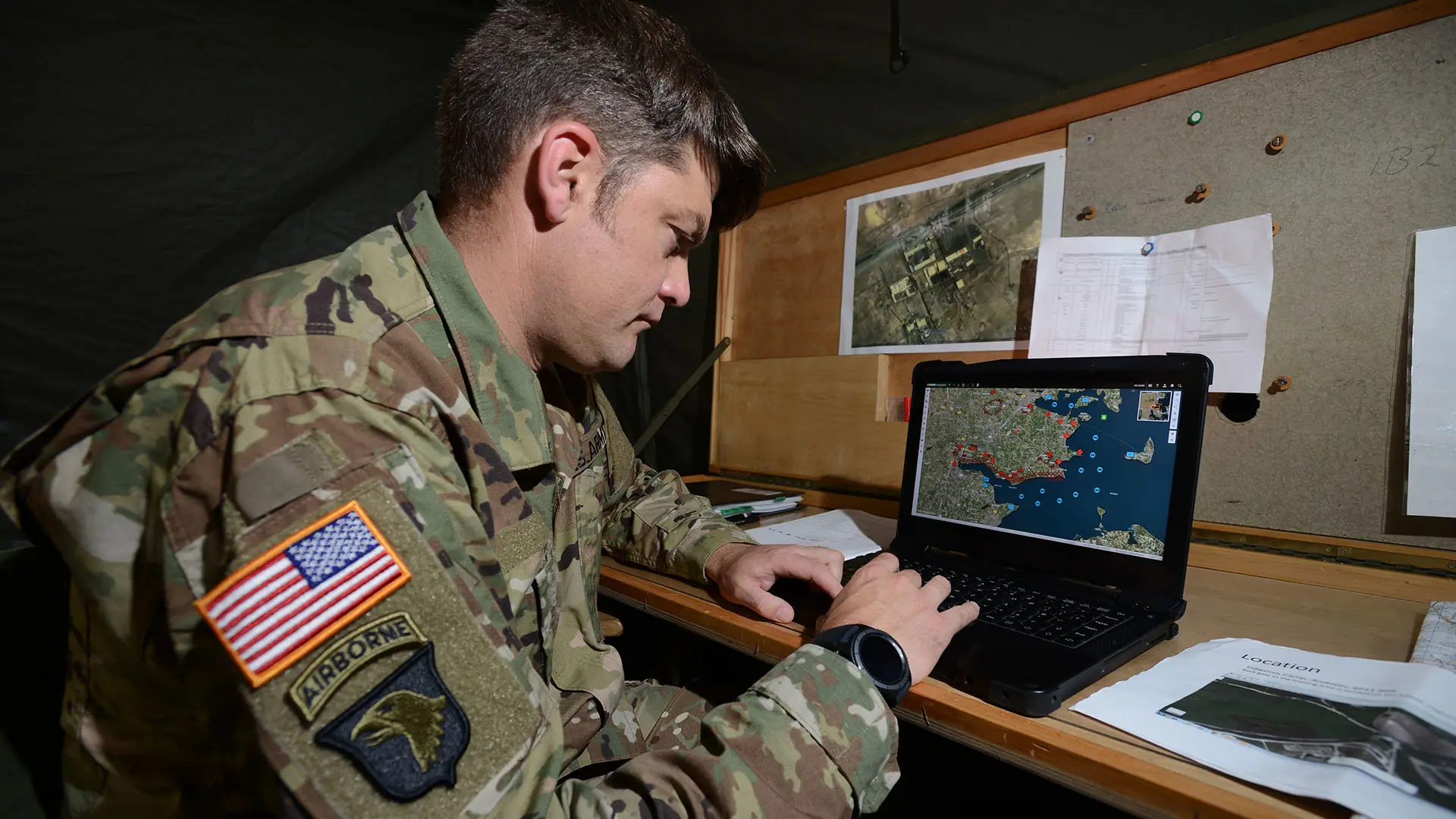 Amerikansk soldat ser på computerskærm med programmet SitaWare