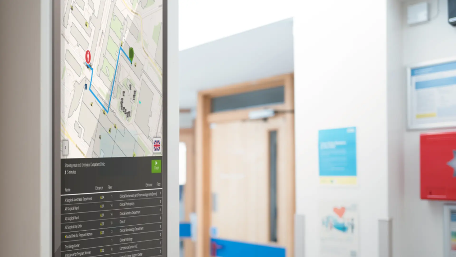 Digital wayfinding-skilt viser oplysninger om hospitalsventeværelse med Flow-software.