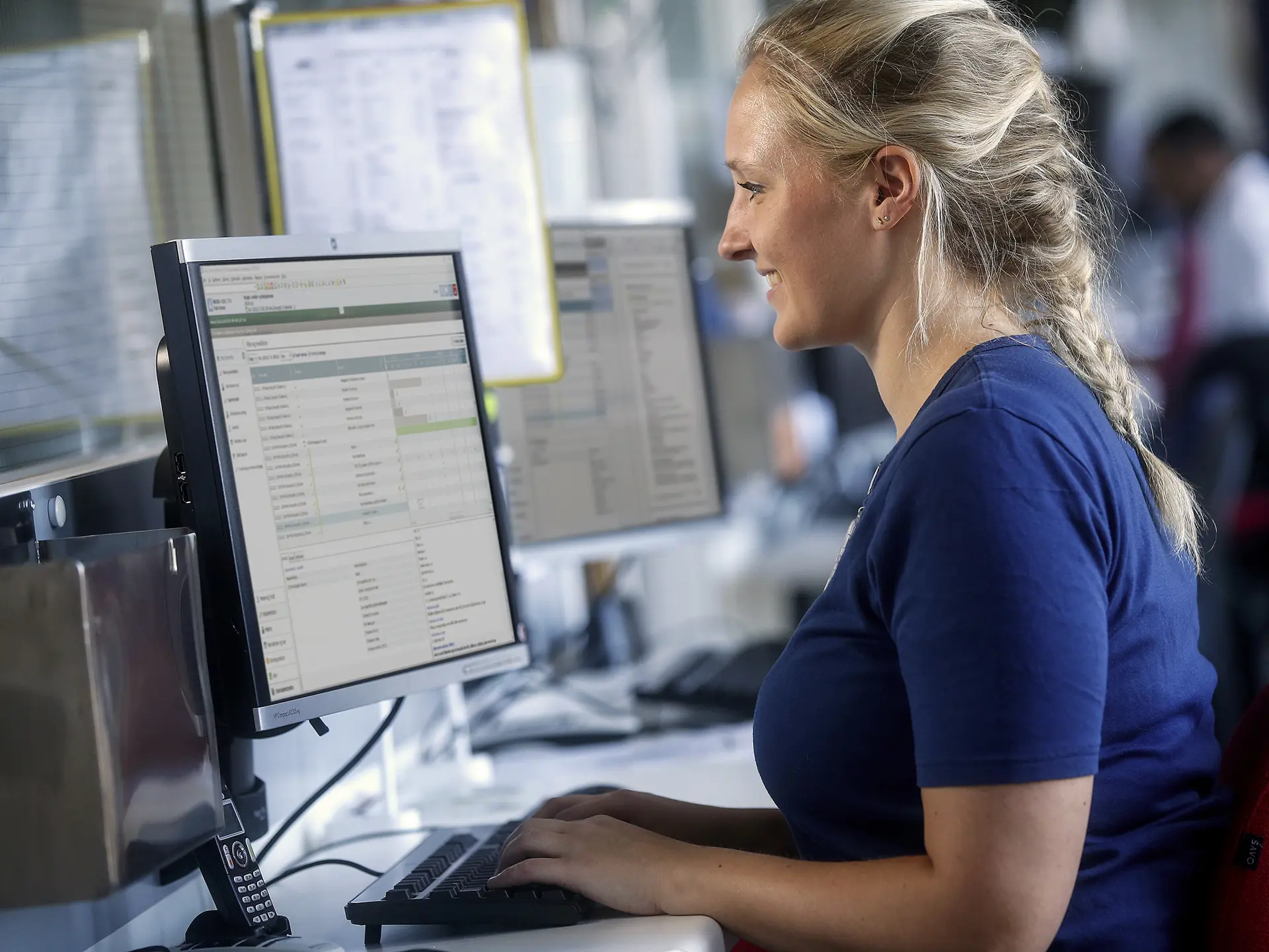 Sygeplejerske sidder ved computer og arbejder i den elektroniske patientjournal