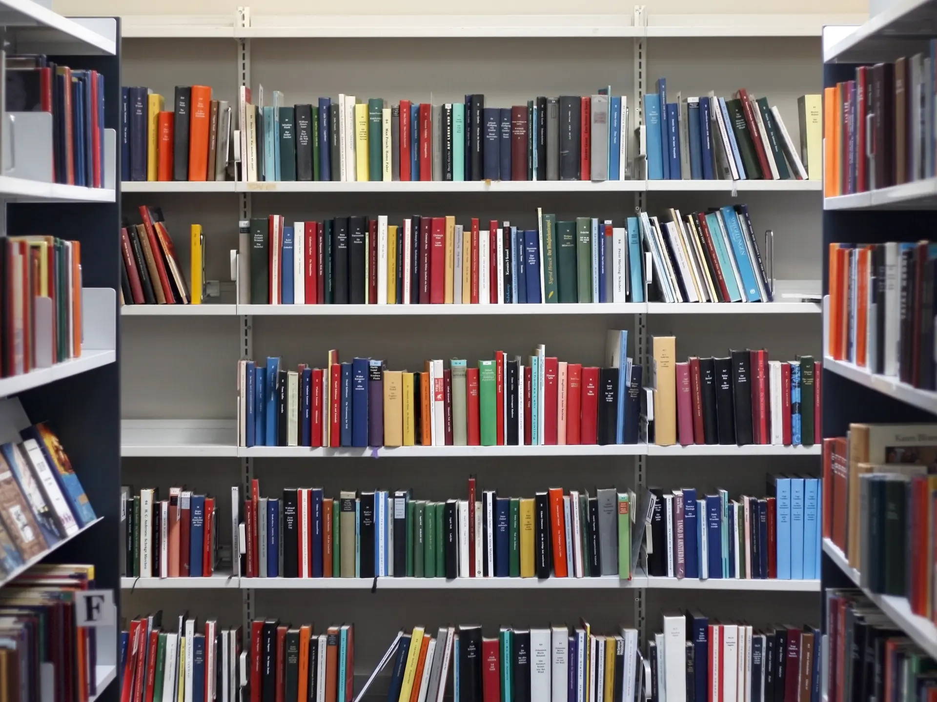 Bøger på et bibliotek