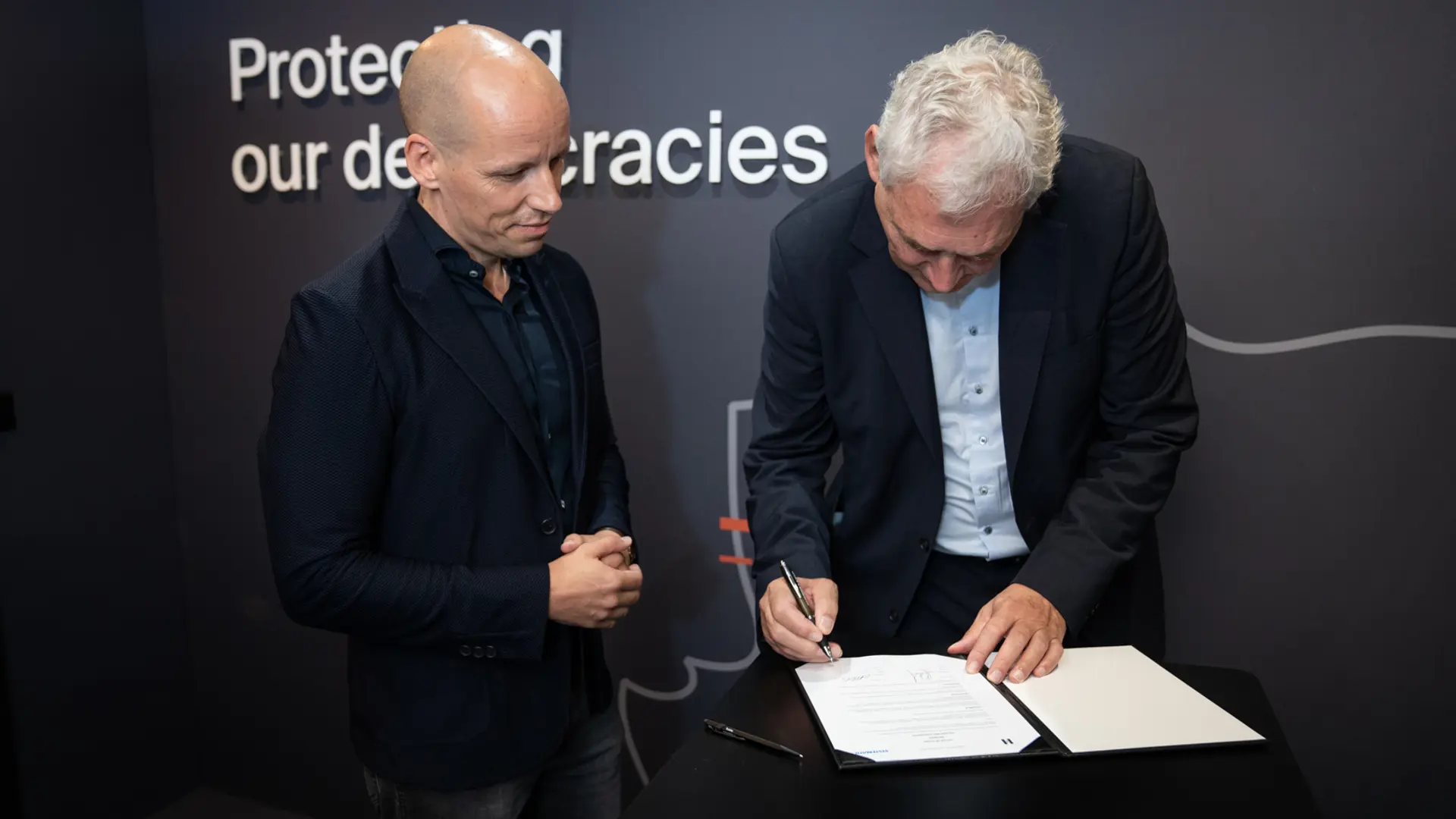 Systematics bestyrelsesformand og grundlægger Michael Holm underskriver partnerskabet med Helsing til forsvarsmessen DSEI 2025 i London.