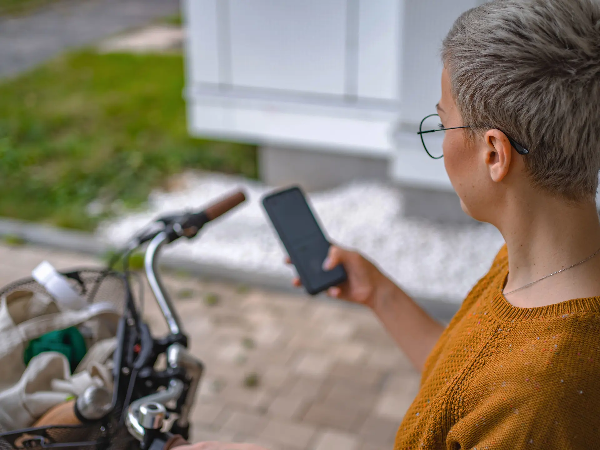 Socialrådgiver foran borgernes hus med tablet