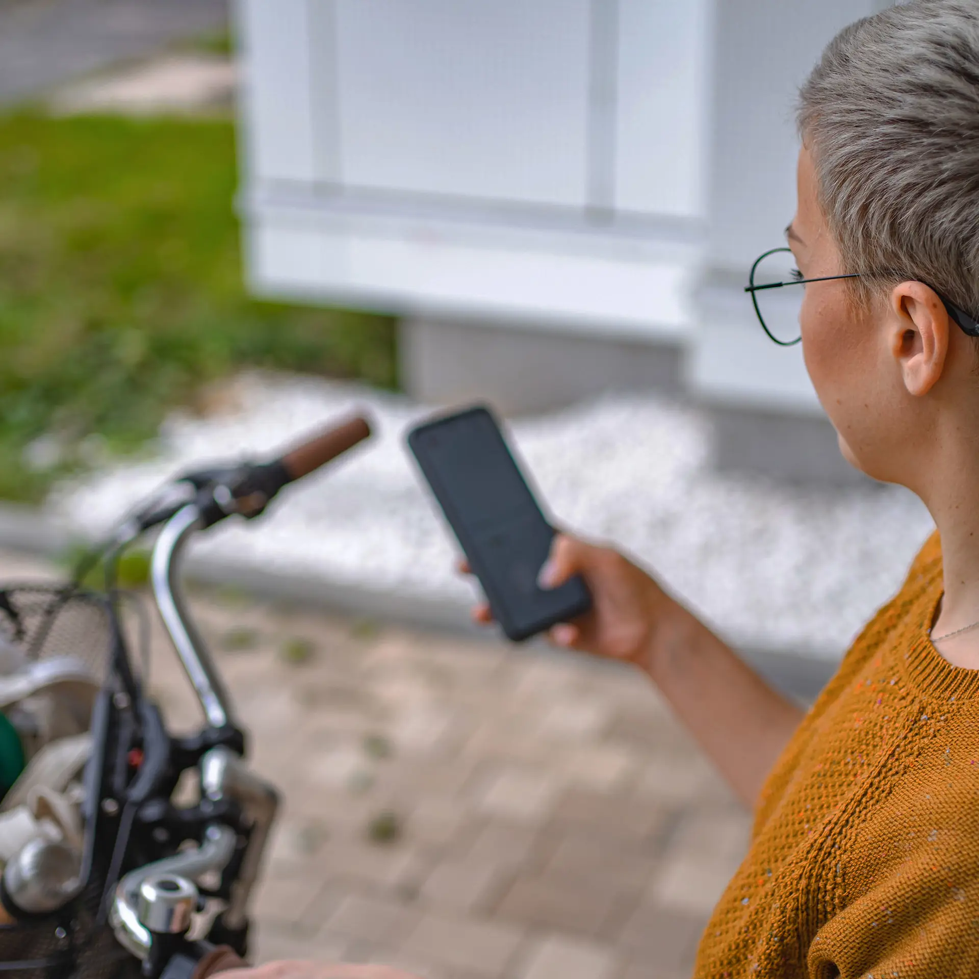 Socialrådgiver foran borgernes hus med tablet