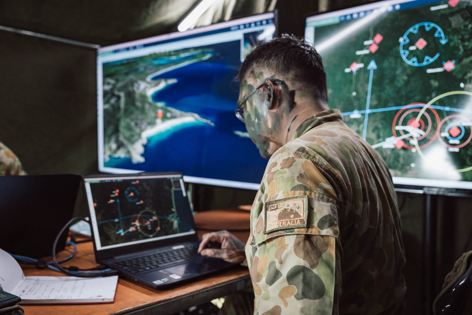 au_soldier-working-in-sitaware-hq