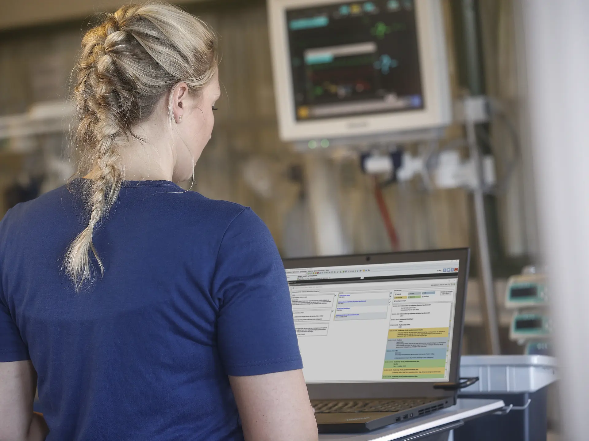 Sygeplejerske arbejder med Columna CIS EMR-løsning på intensivafdelingen