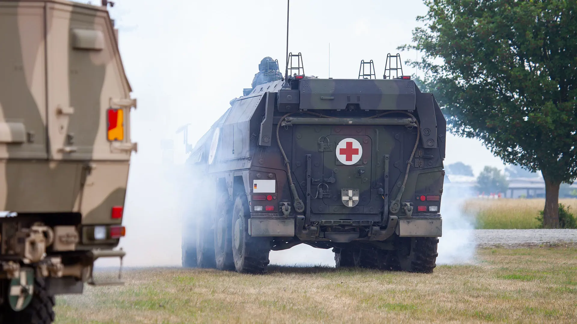 Tysk pansret lægebil på støvet vej