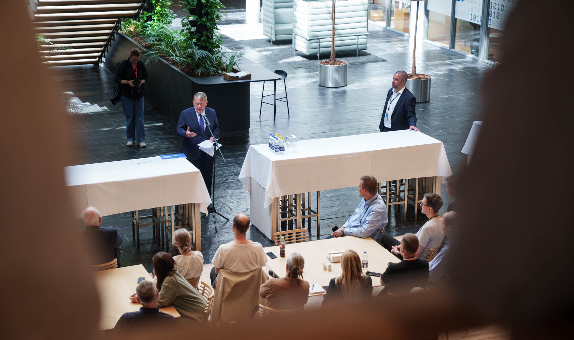 Minister Lars Løkke Rasmussen og Systematic-medarbejdere i kantinen