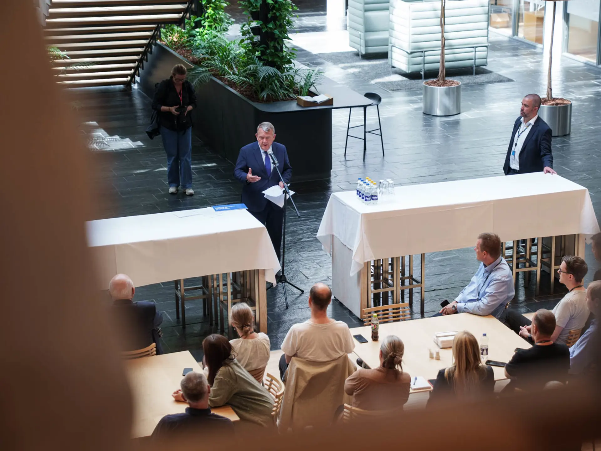 Minister Lars Løkke Rasmussen og Systematic-medarbejdere i kantinen