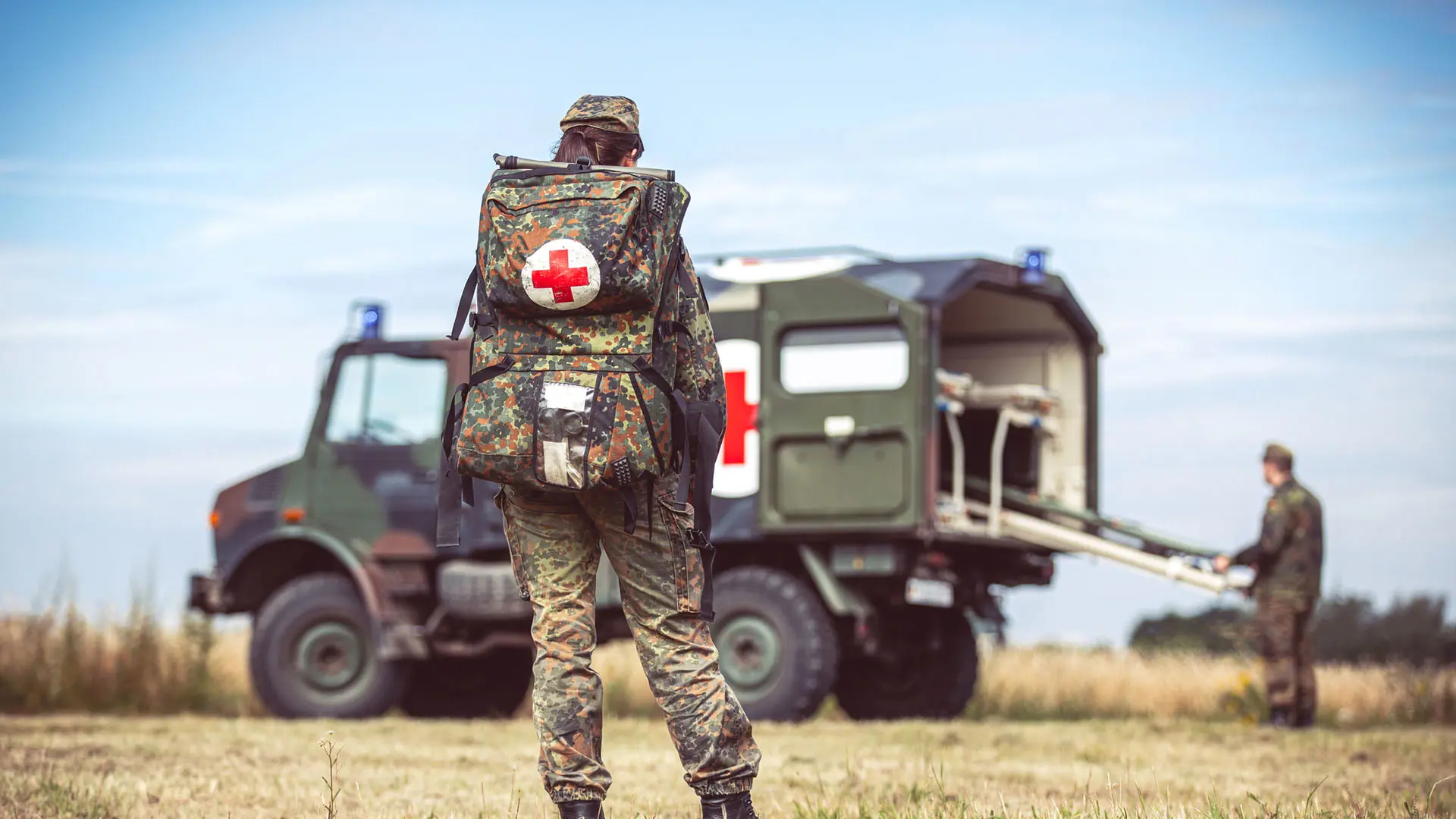 Tysk paramediciner foran militærambulance
