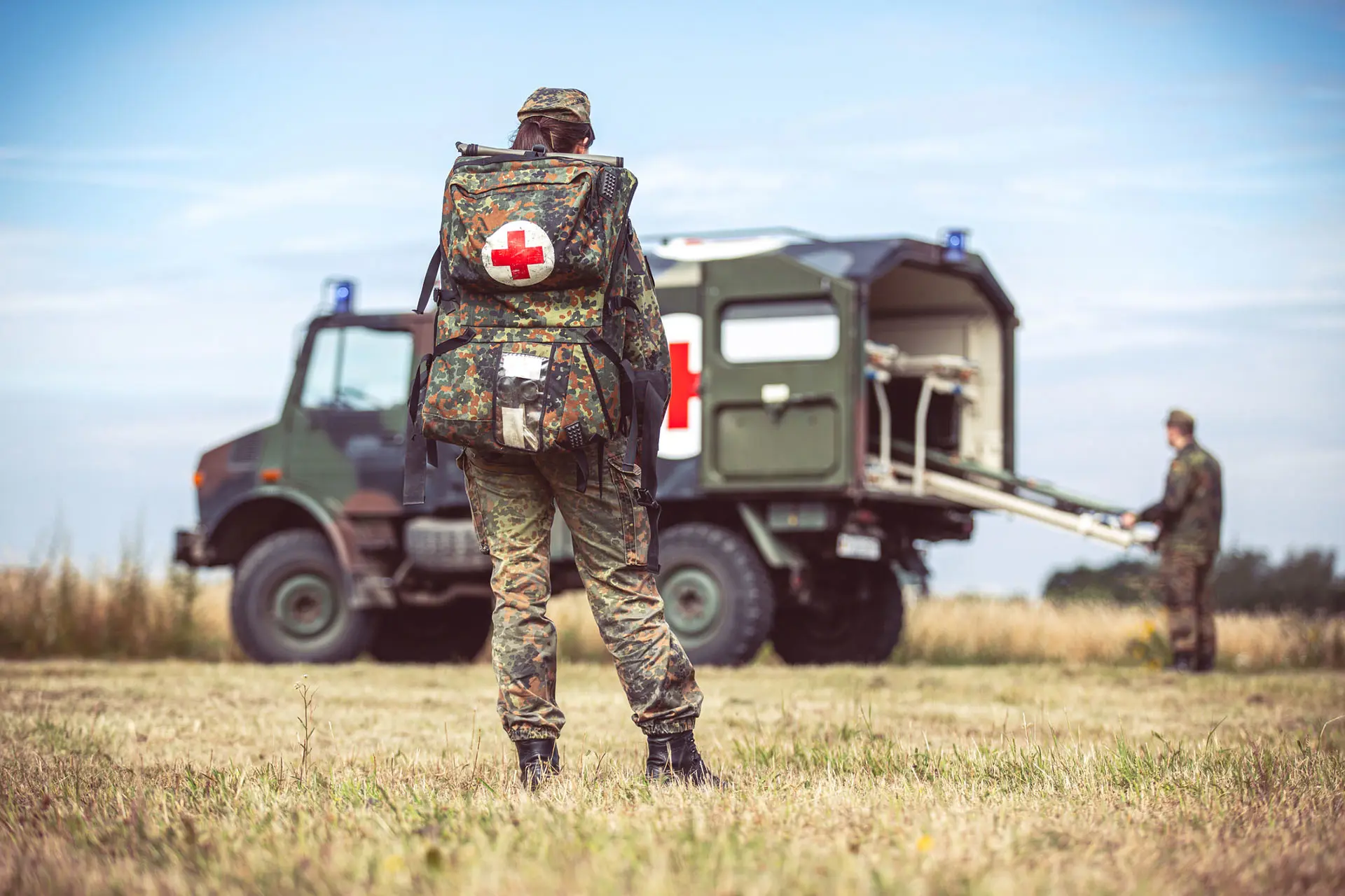 Tysk paramediciner foran militærambulance