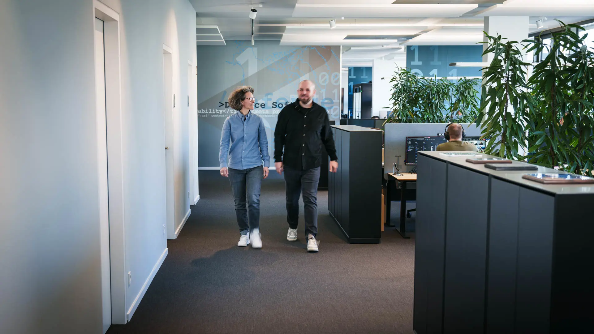 Deutsche Kollegen, die gemeinsam im Büro spazieren gehen