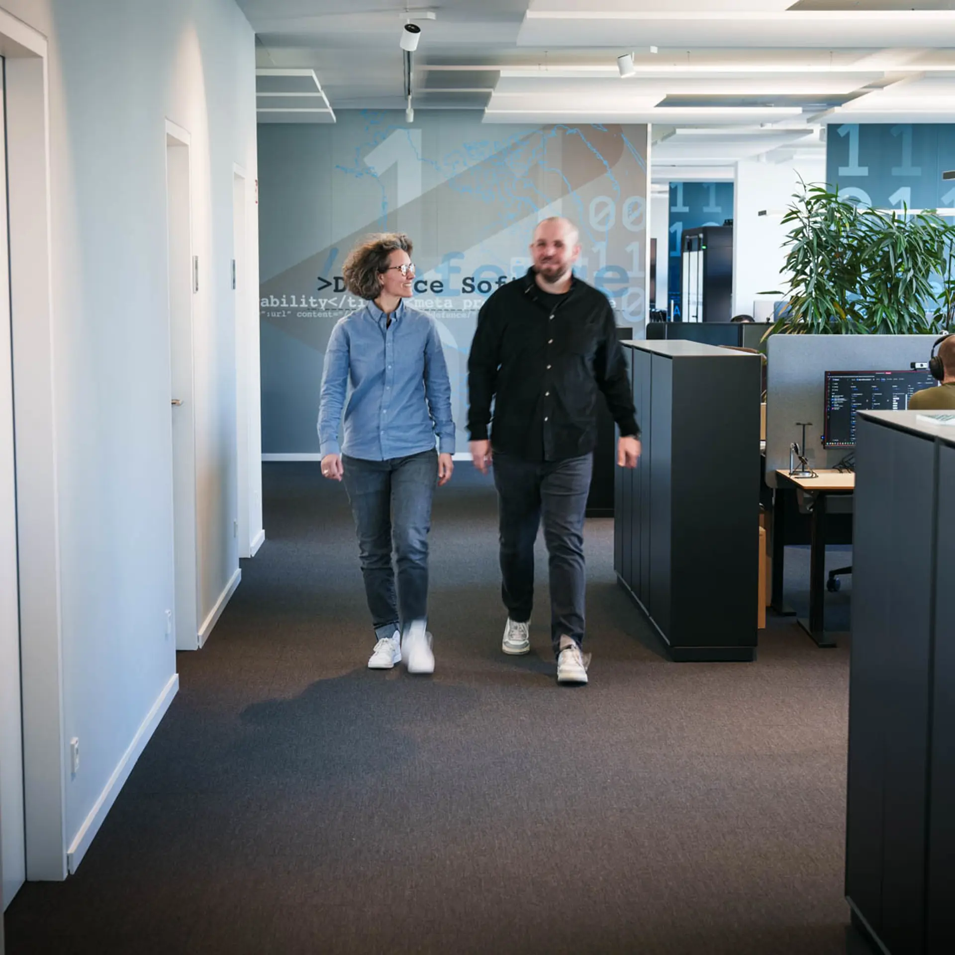 Deutsche Kollegen, die gemeinsam im Büro spazieren gehen