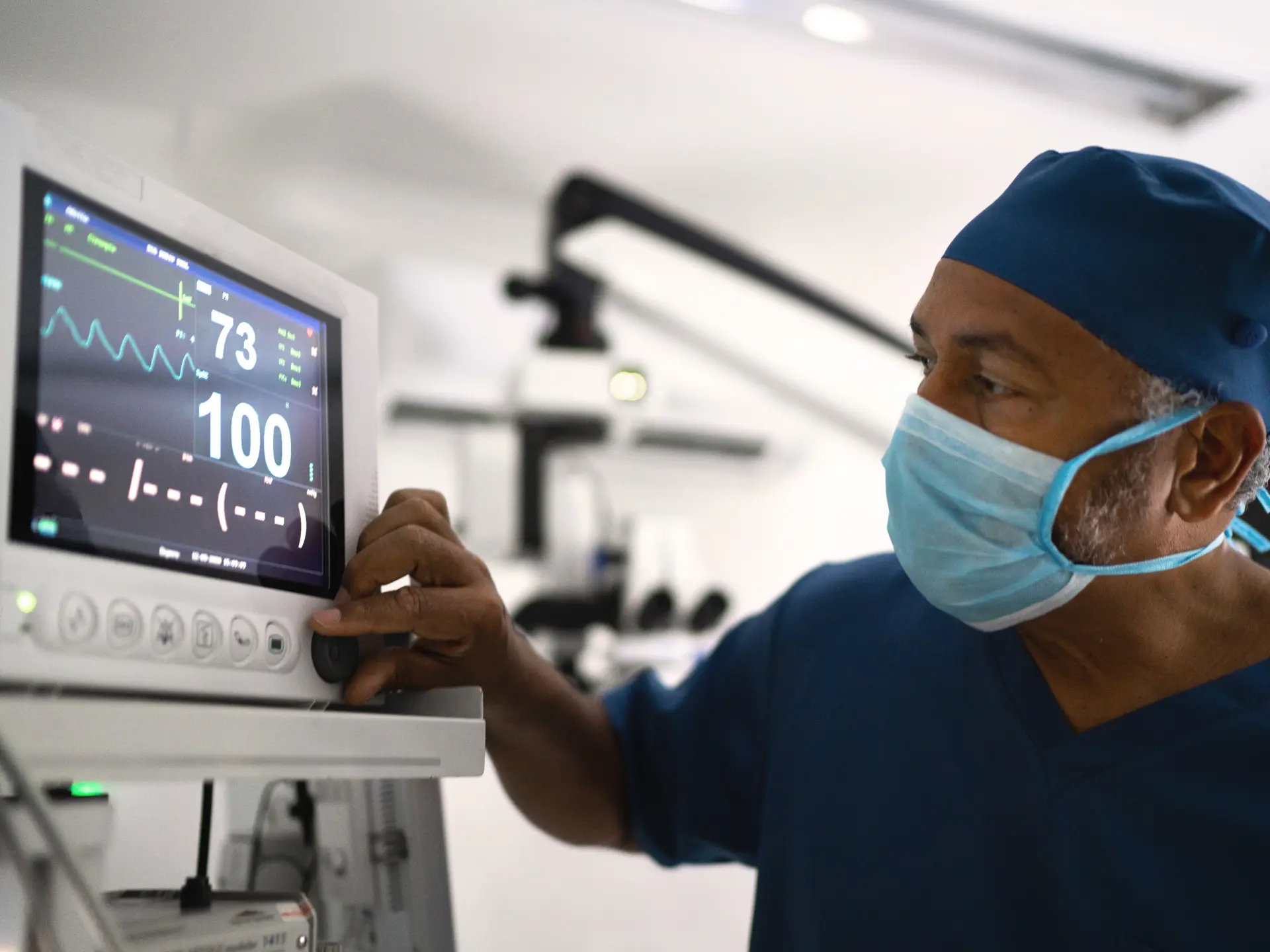 Anæstesilæge tjekker monitor med vitale tegn