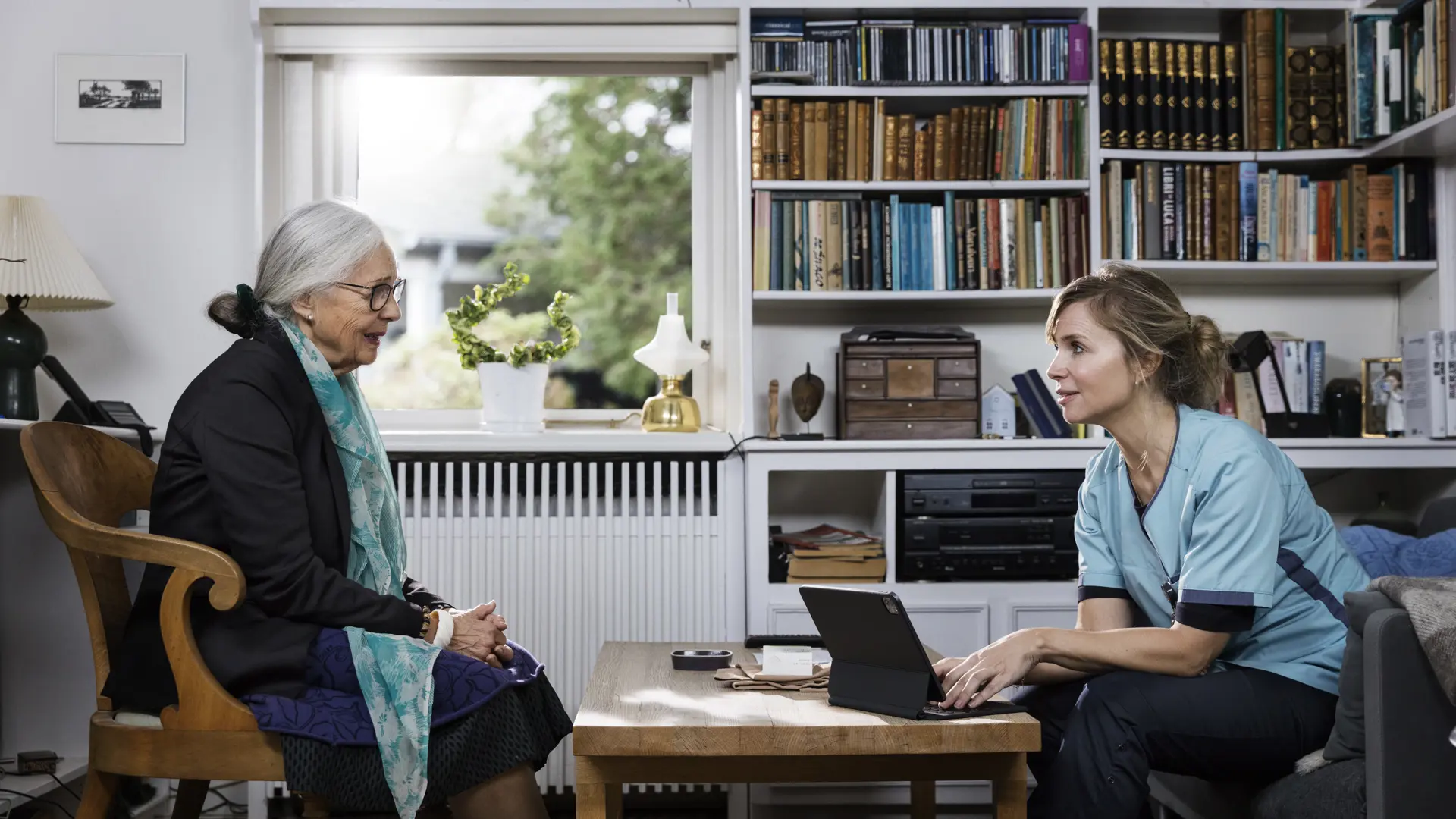 Social- og sundhedsassistent og borger snakker