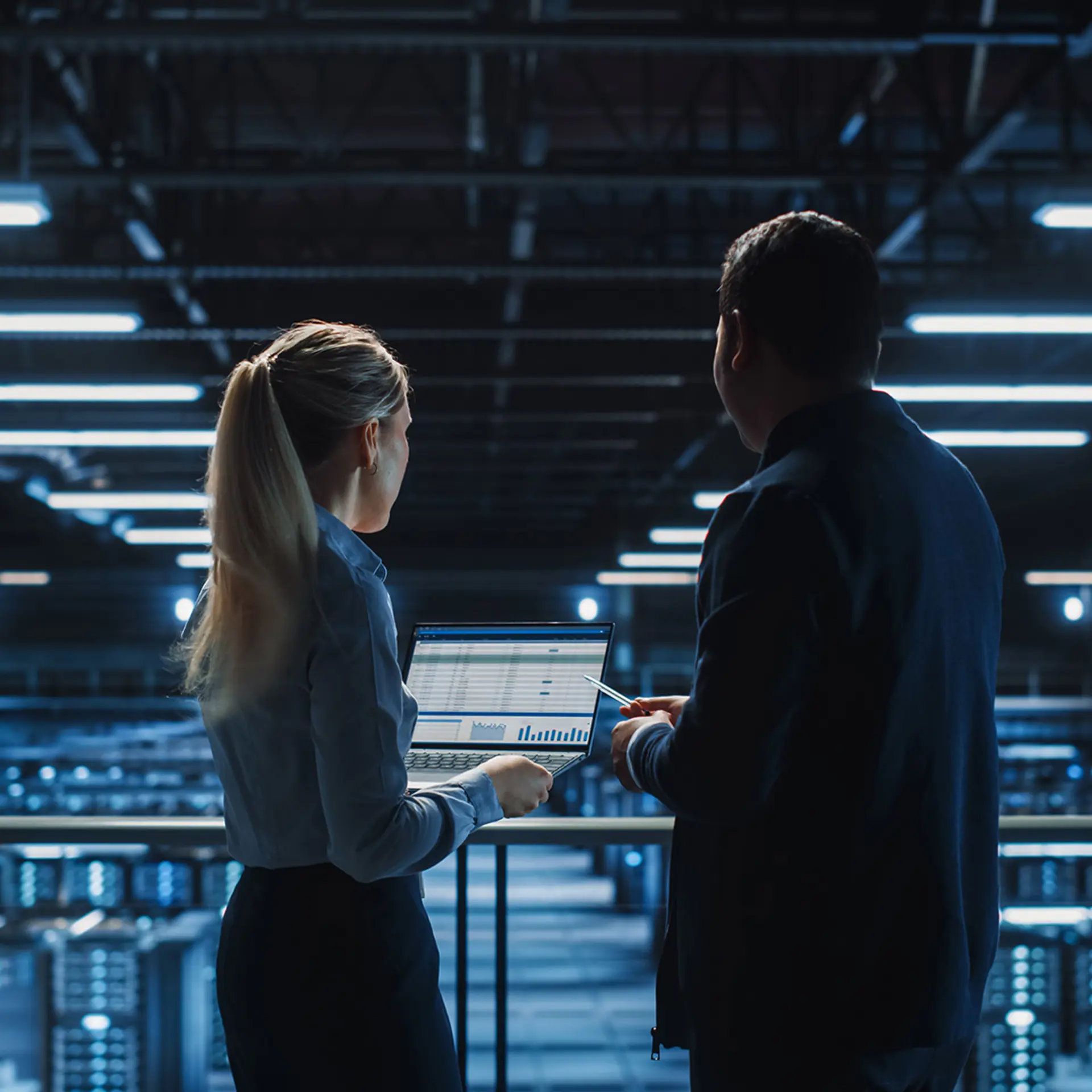 Dataingeniører taler foran serverfarmen