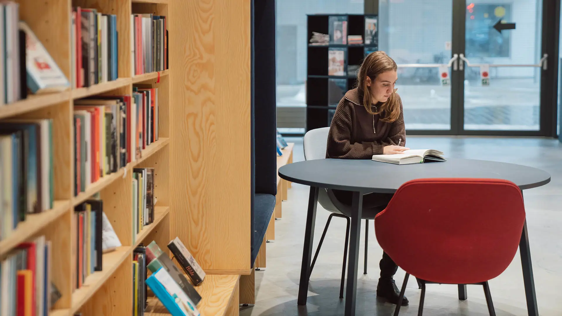 Jente leser på et bibliotek som bruker Ciceros programvare for læring og bibliotekadministrasjon