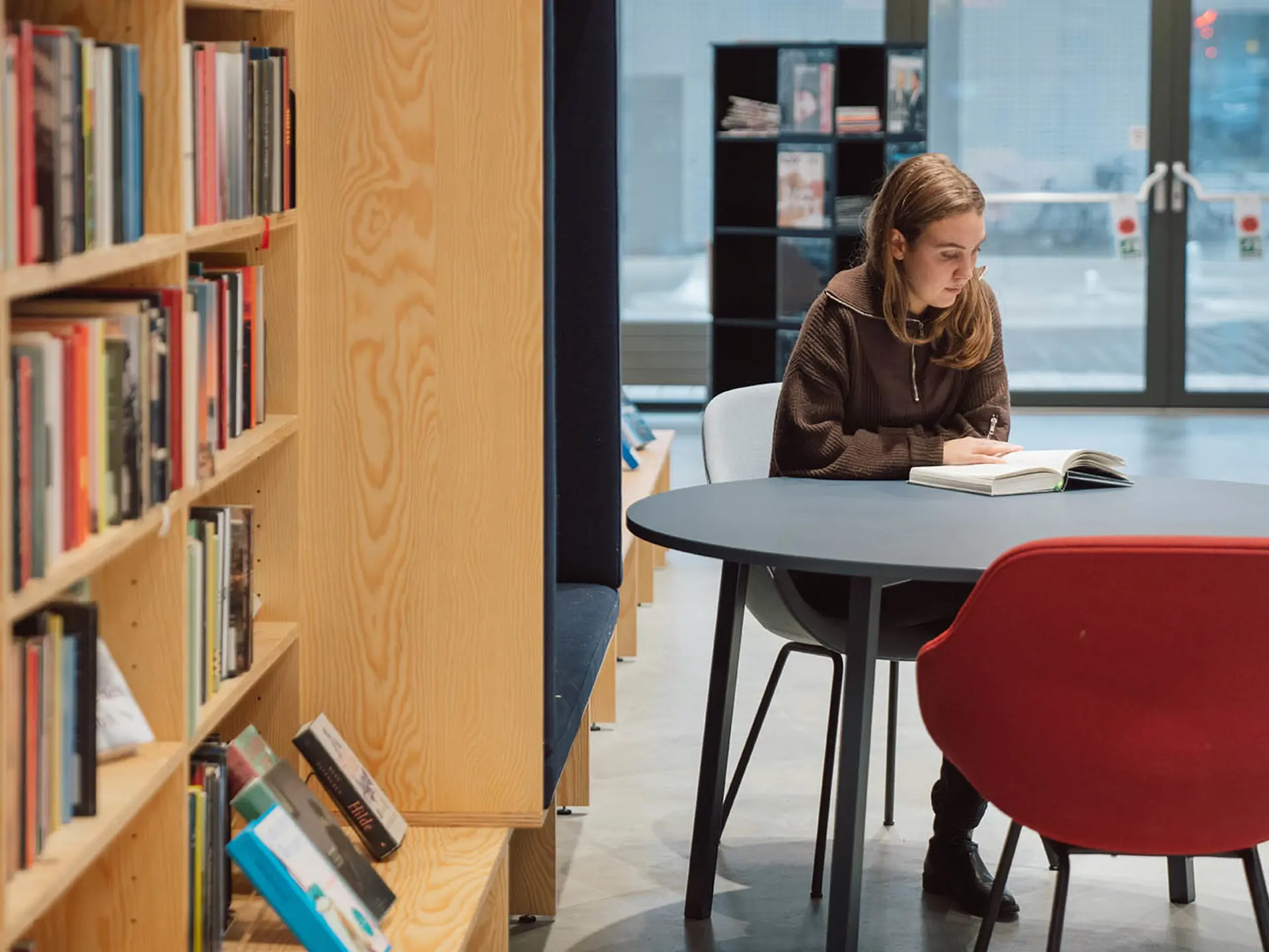 Jente leser på et bibliotek som bruker Ciceros programvare for læring og bibliotekadministrasjon