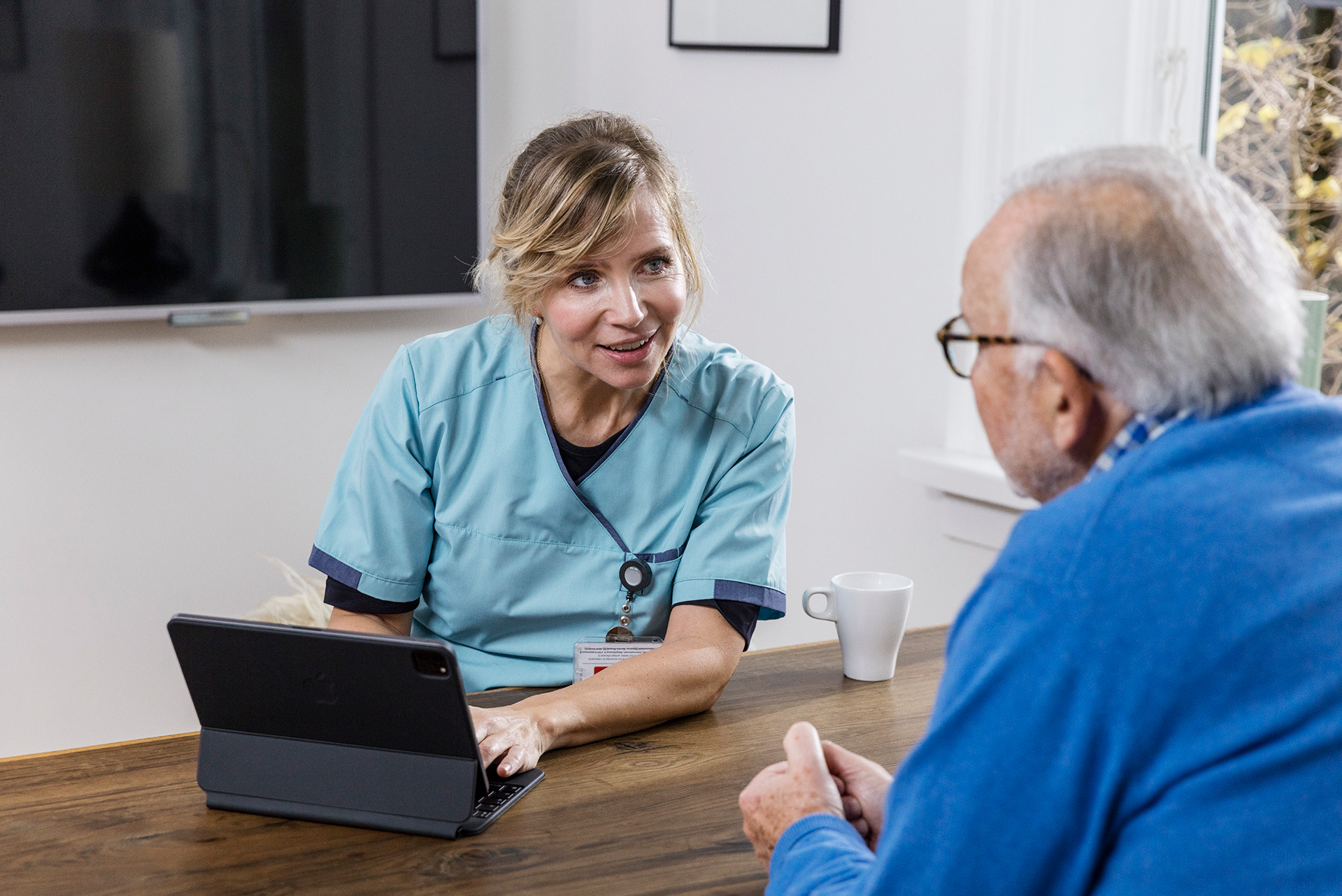 Socialarbejder på besøg hos en borger