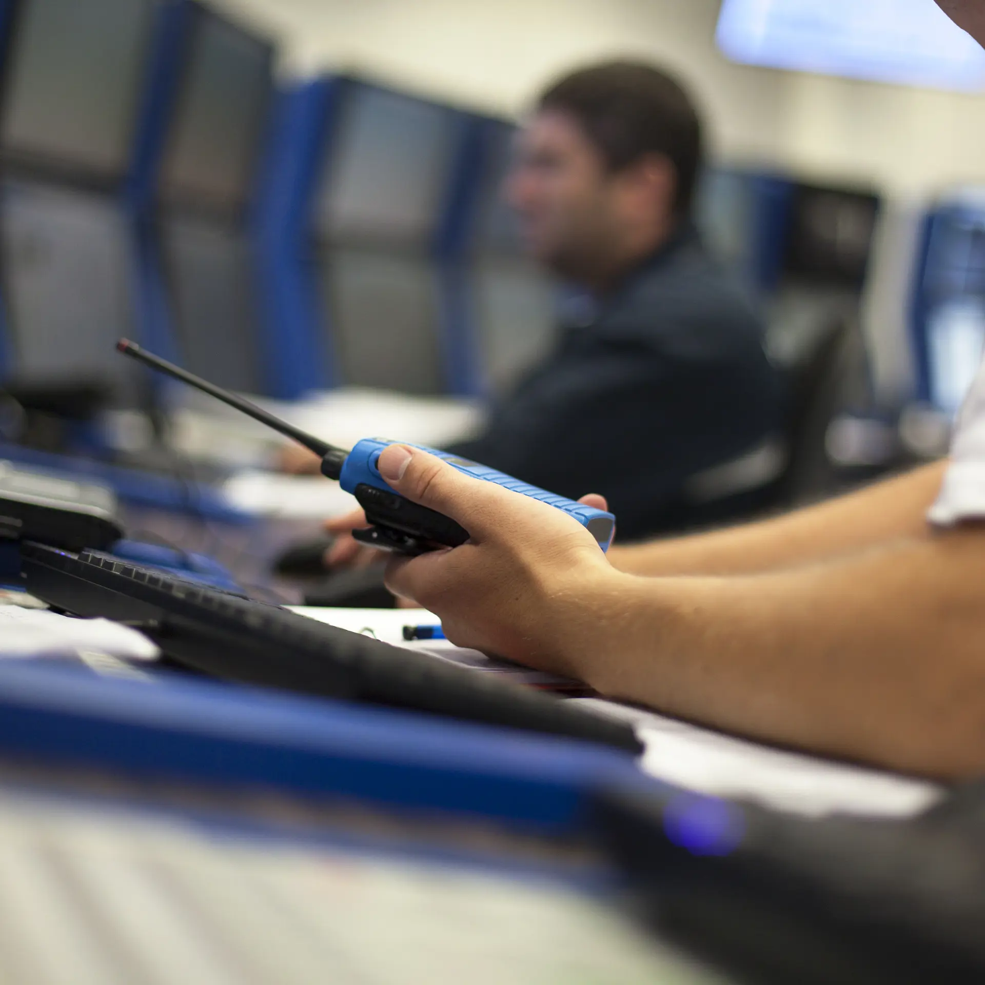 mand arbejder med hemmelig information