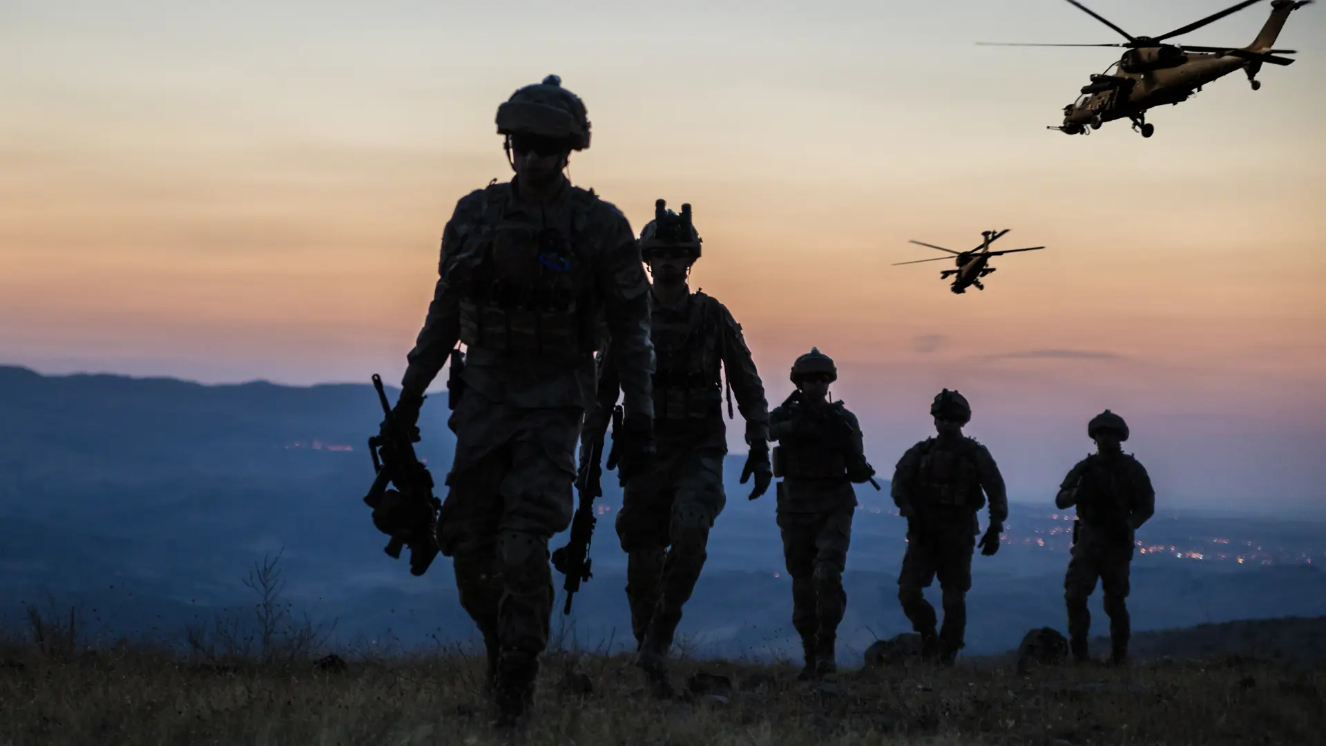multidomain-soldiers-and-helicopter