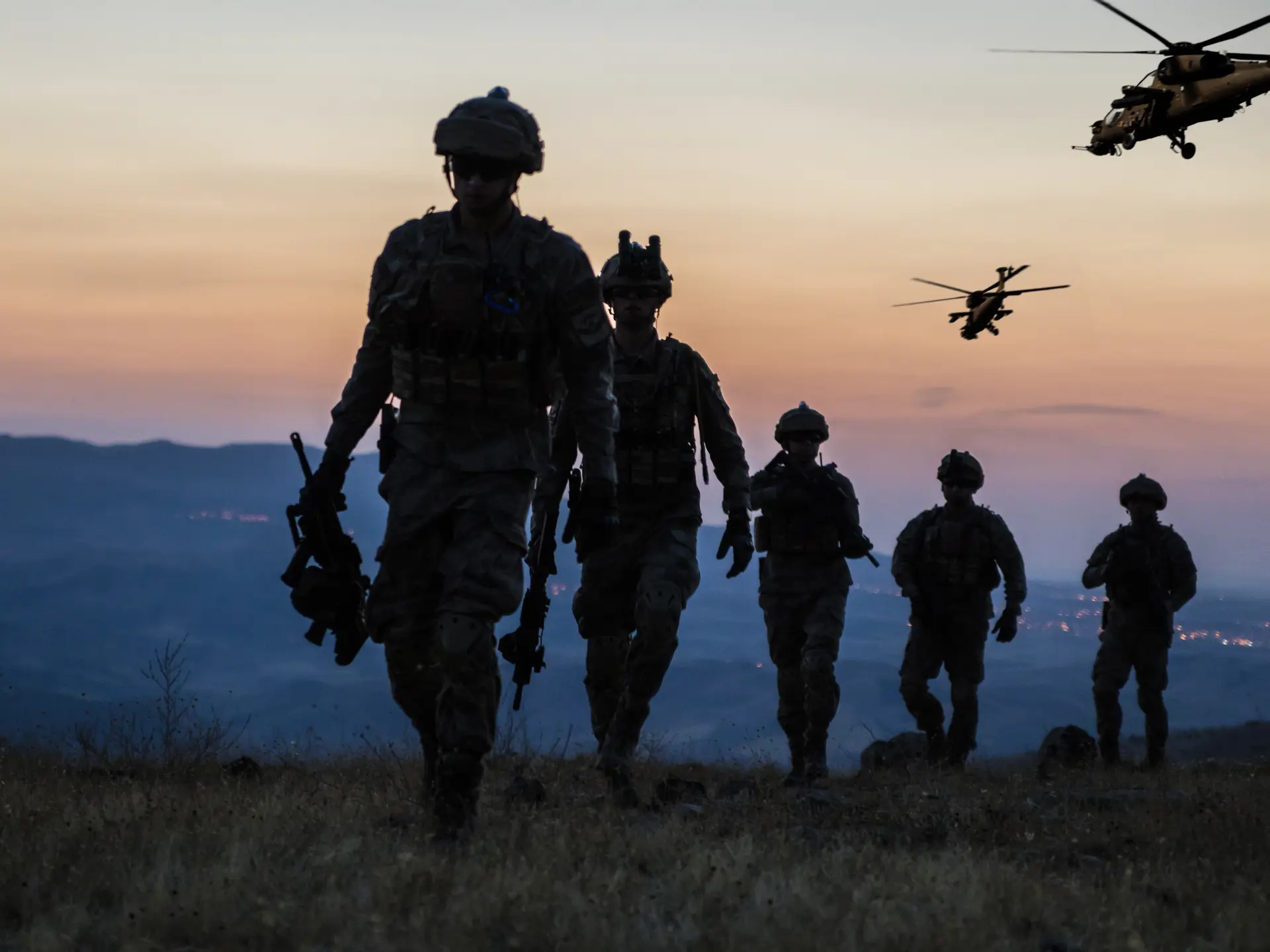 multidomain-soldiers-and-helicopter