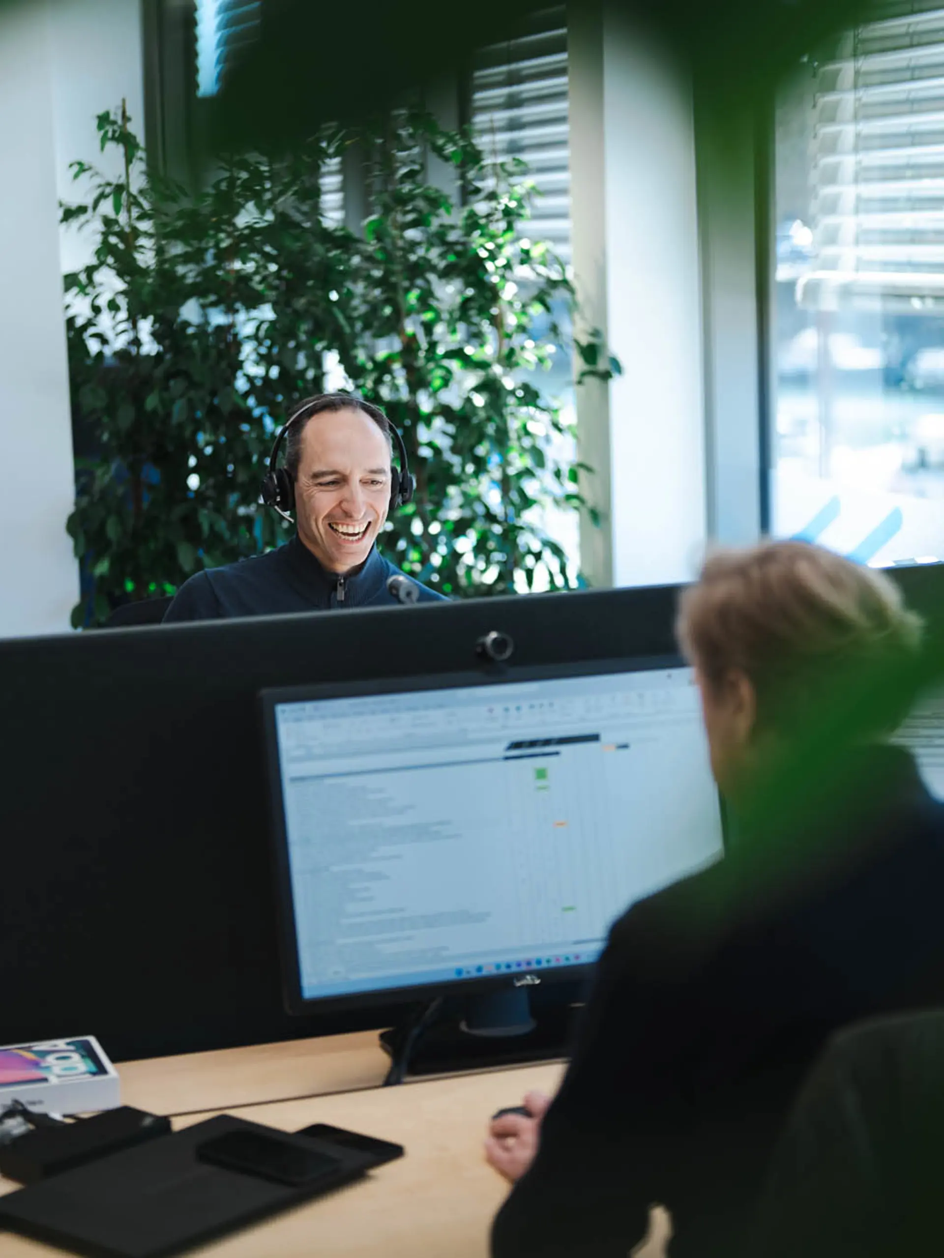 Deutscher Mitarbeiter arbeitet am Schreibtisch