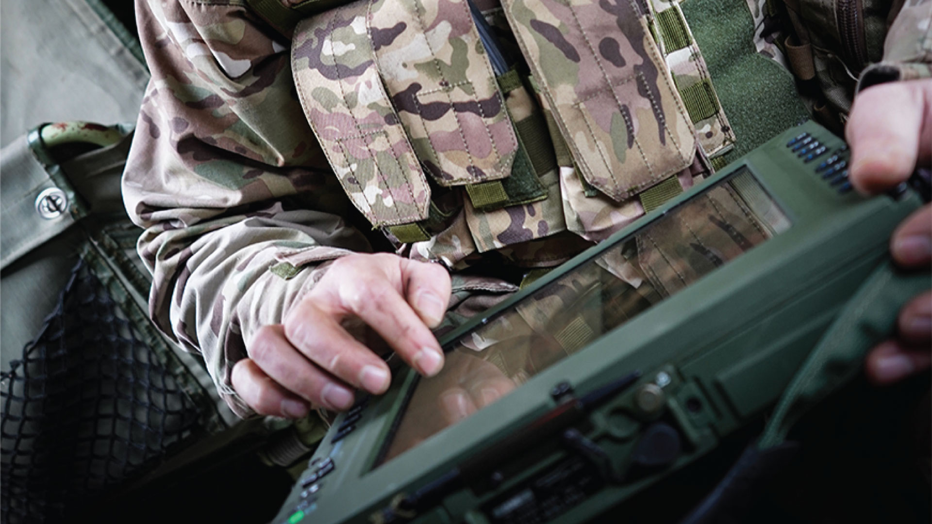 Soldier using SitaWare frontline on a tablet