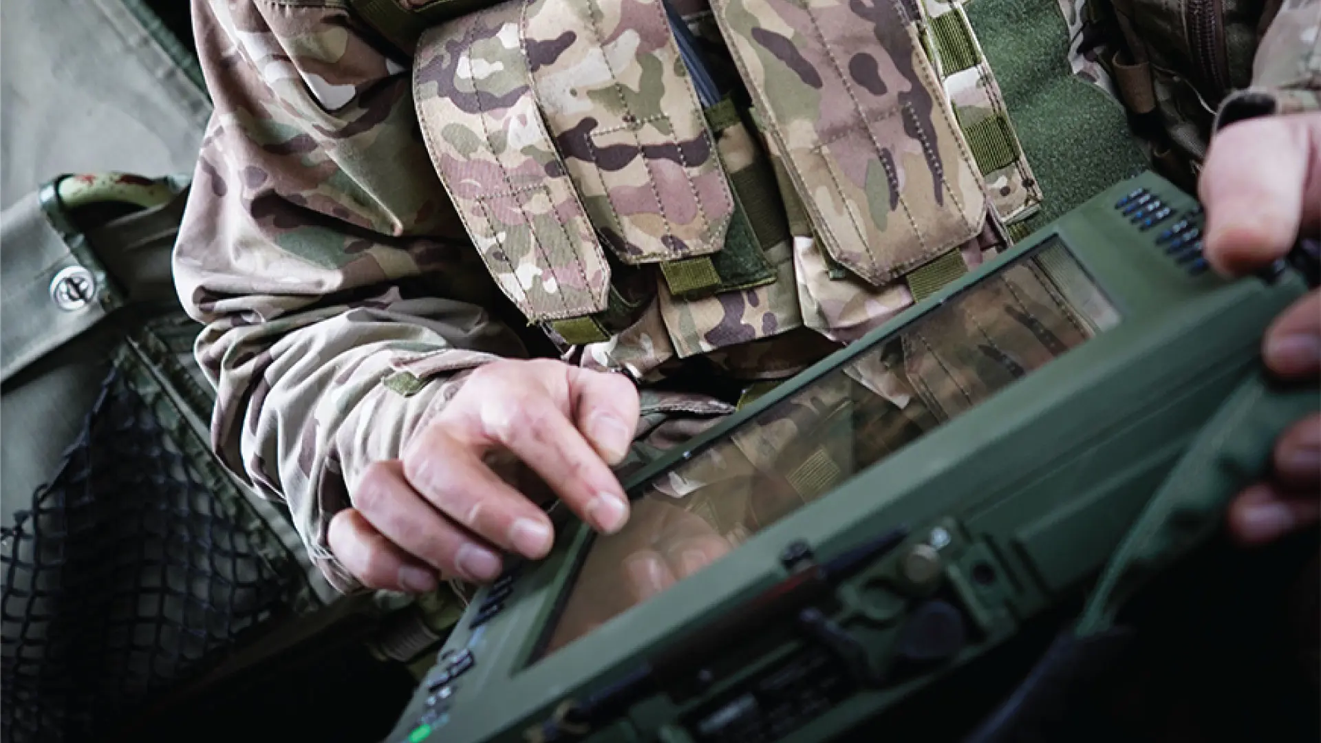 Soldat bruger SitaWare frontline på en tablet
