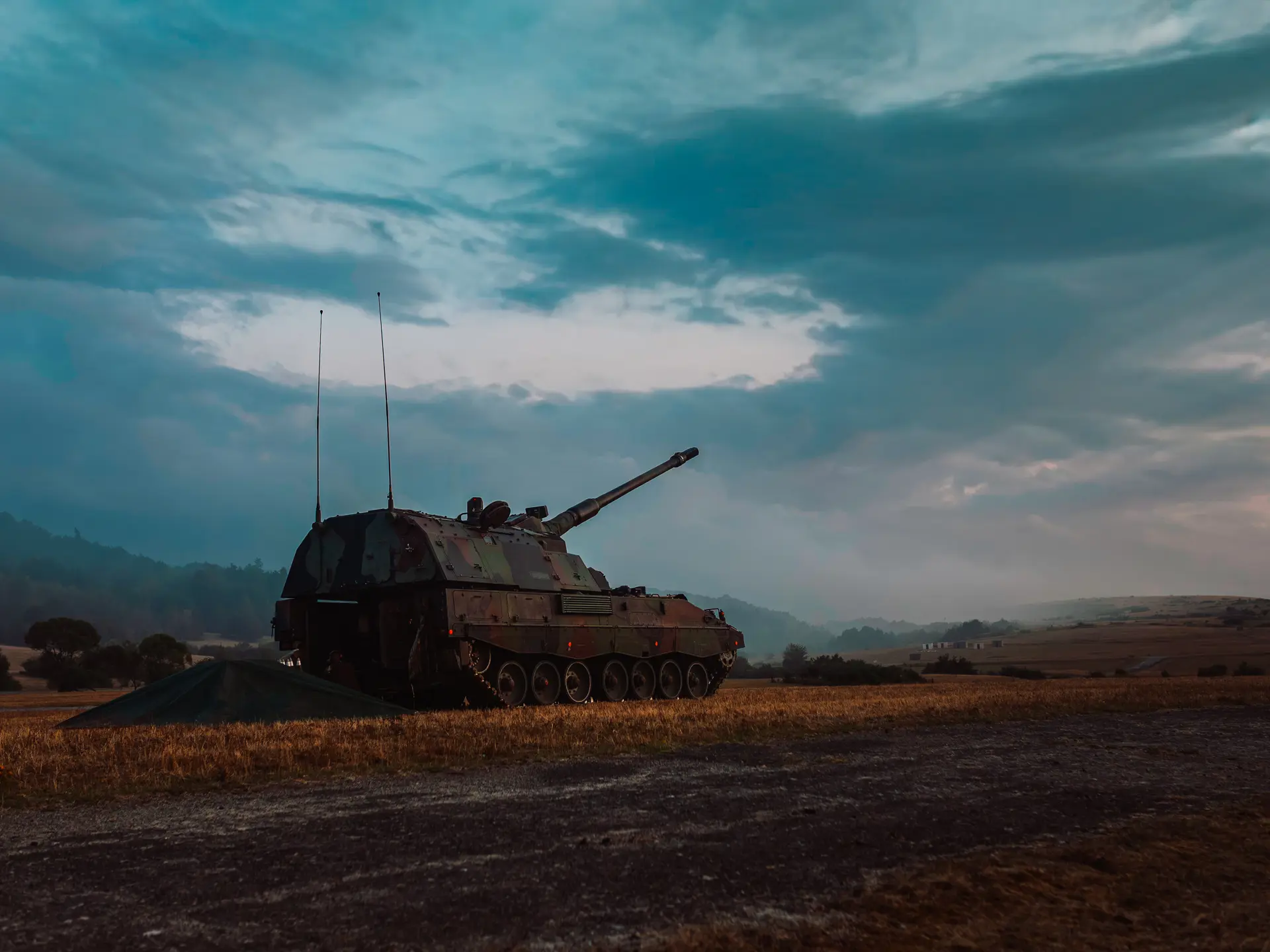Image of a tank in a battlefield 