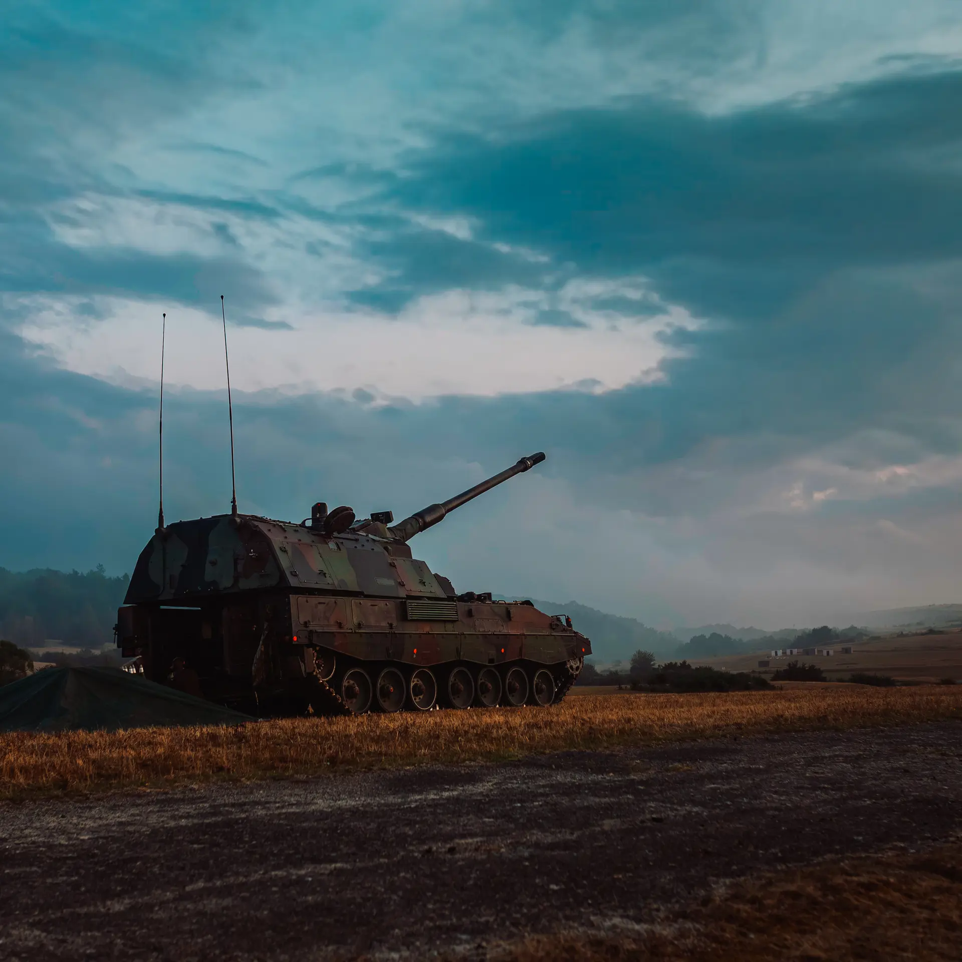 Image of a tank in a battlefield 