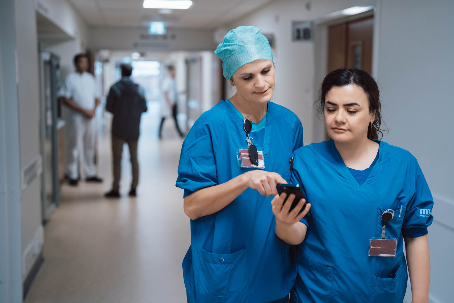 Sjuksköterskor tittar på smartphone