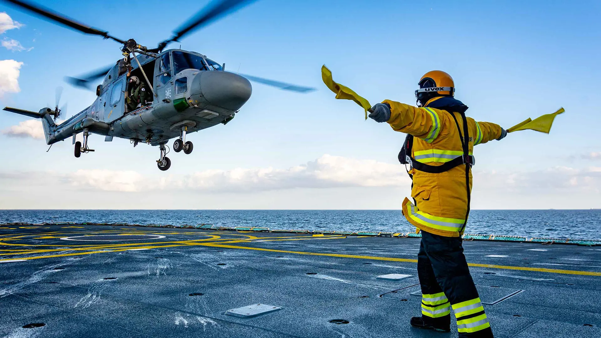 French NAVY LYNX Helicopter Landing Atop F357